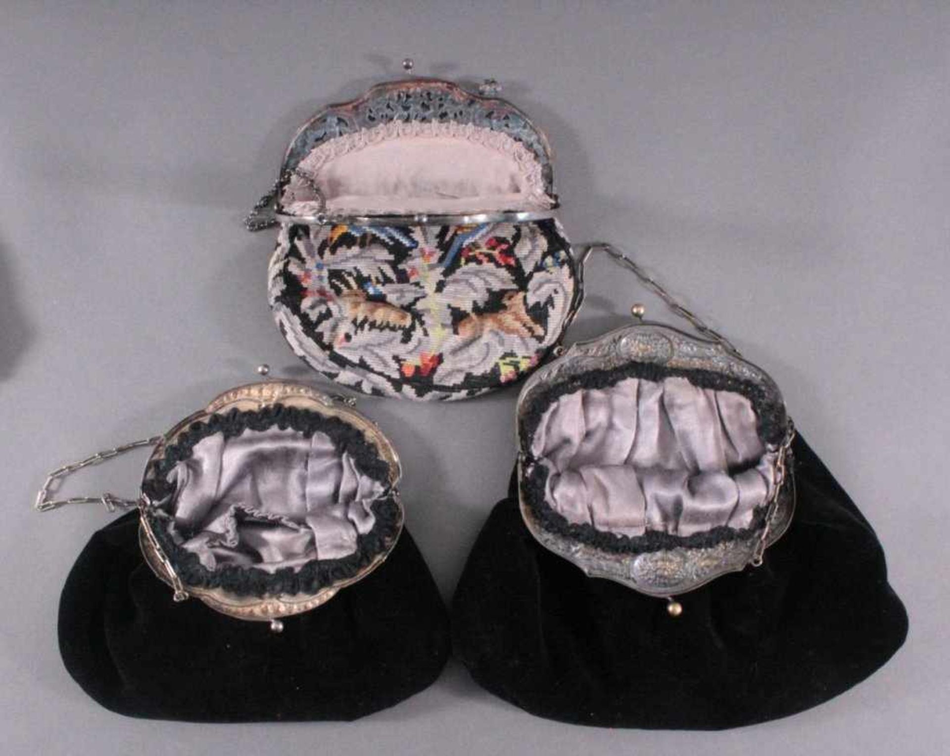 3 Antike Handtaschen und 1 SilberbügelGobelintasche und Bügel sind aus Silber, - Image 3 of 3
