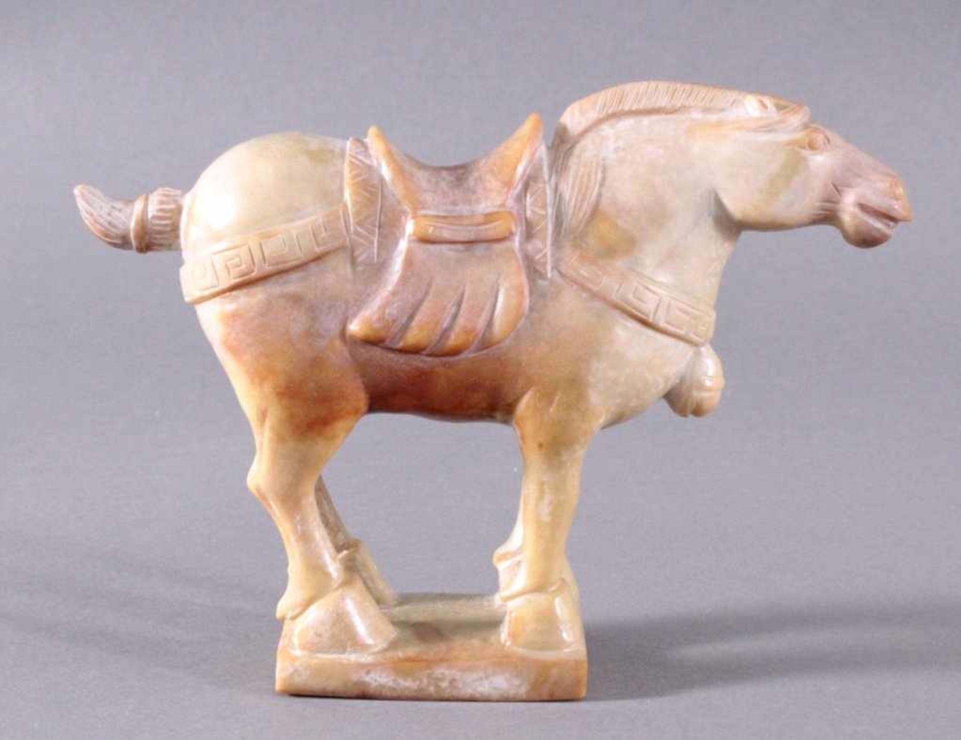 Großes Pferd aus heller Jade mit braunen Einschlüssen, ChinaEinteilig gearbeitet, vollplastische - Image 2 of 4