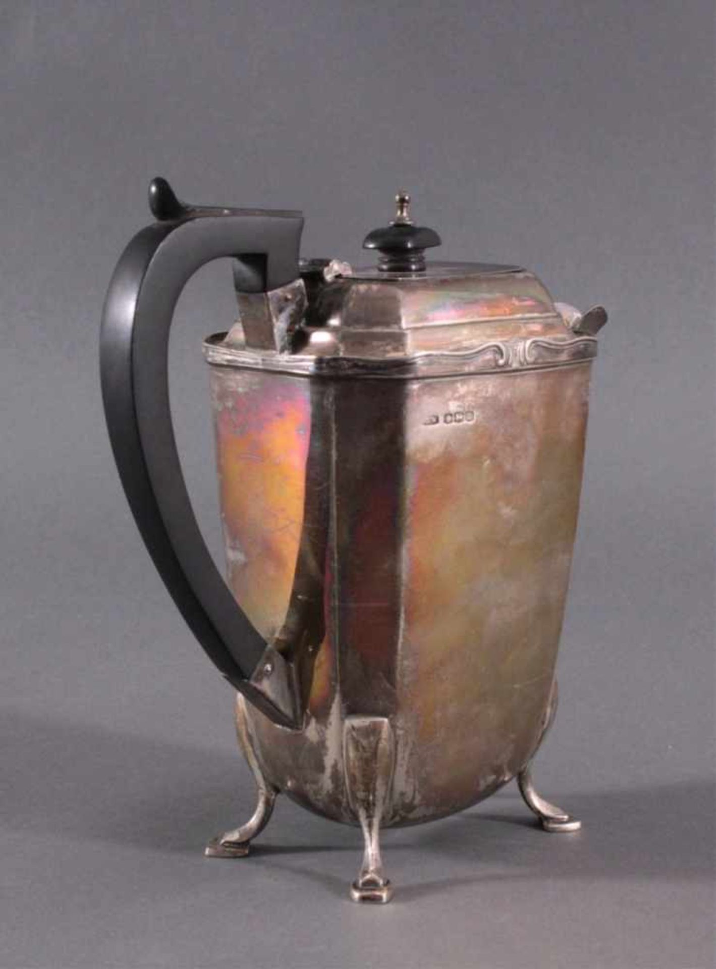 Silberne Teekanne, England 19. Jh.Silberne Kanne auf vier Volutenfüßen, ebonisierter Griff undKnauf, - Bild 3 aus 6