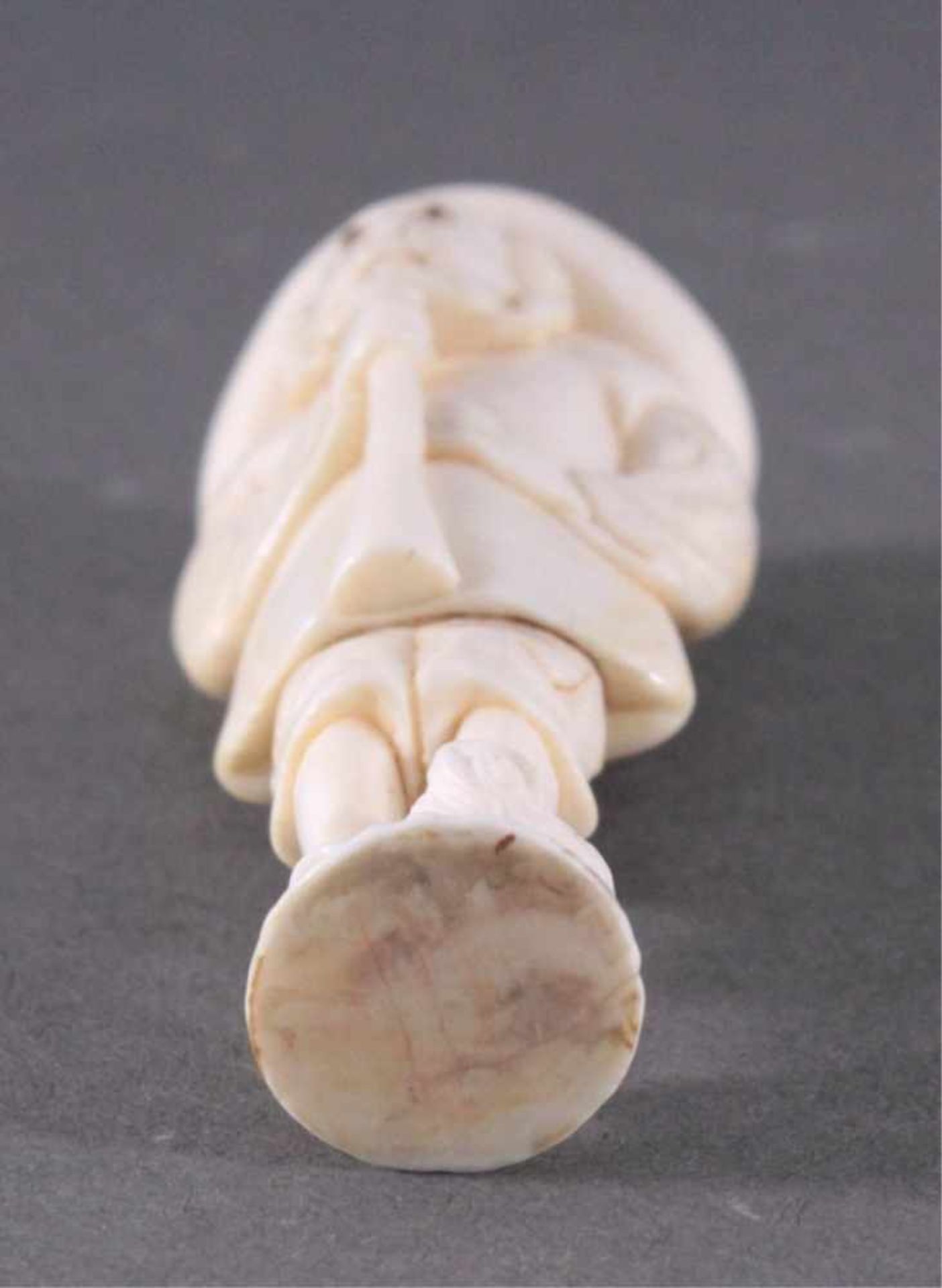 Netsuke, Japan 1. Hälfte 20. Jh., Elfenbein geschnitztStehender Mann mit Stoch und Hut,ca. 6,9 x 2,5 - Image 6 of 6