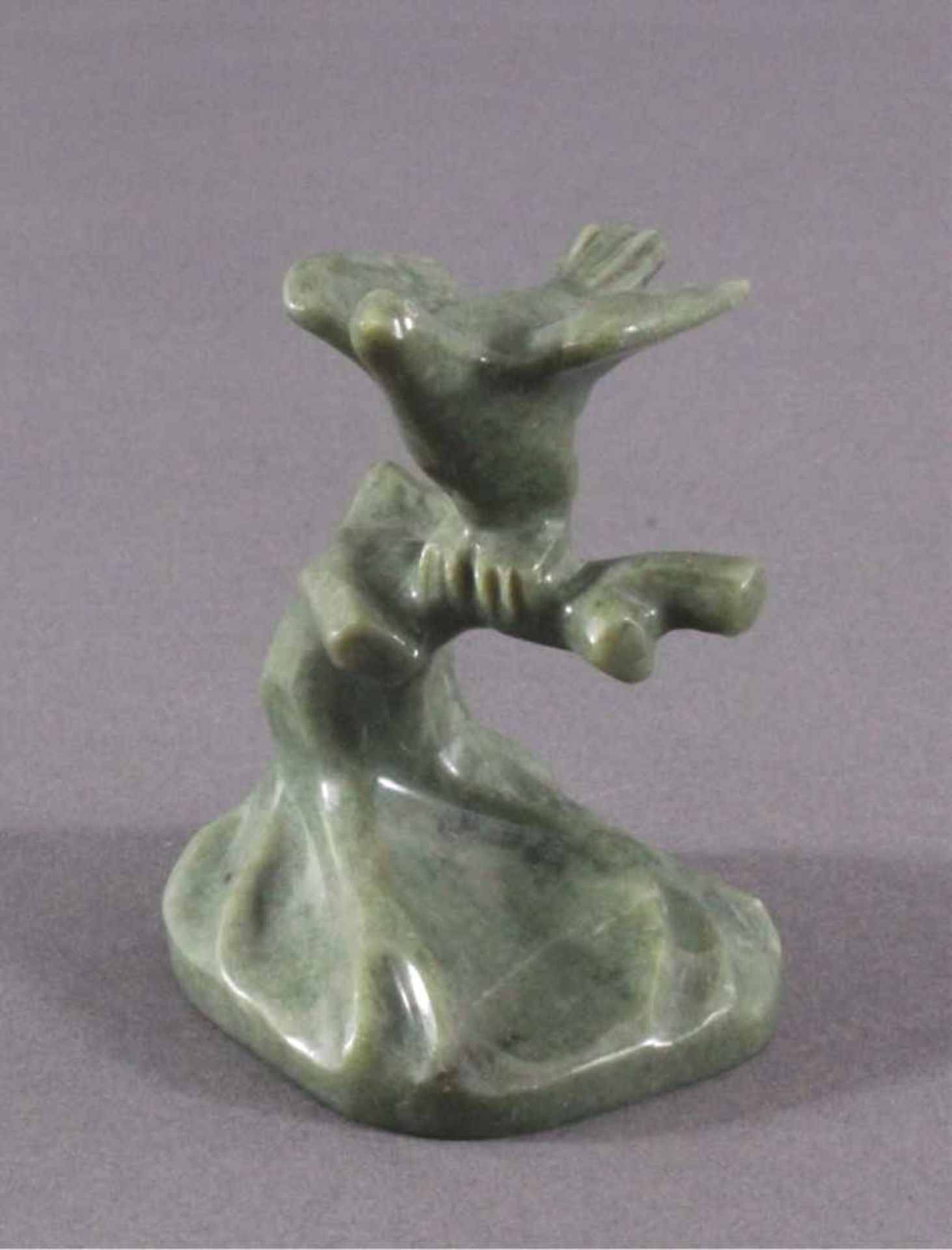 Jade Figur "Vogel auf einem Ast mit ausgebreiteten Flügeln"Vollplastische Arbeit aus spinatgrüner