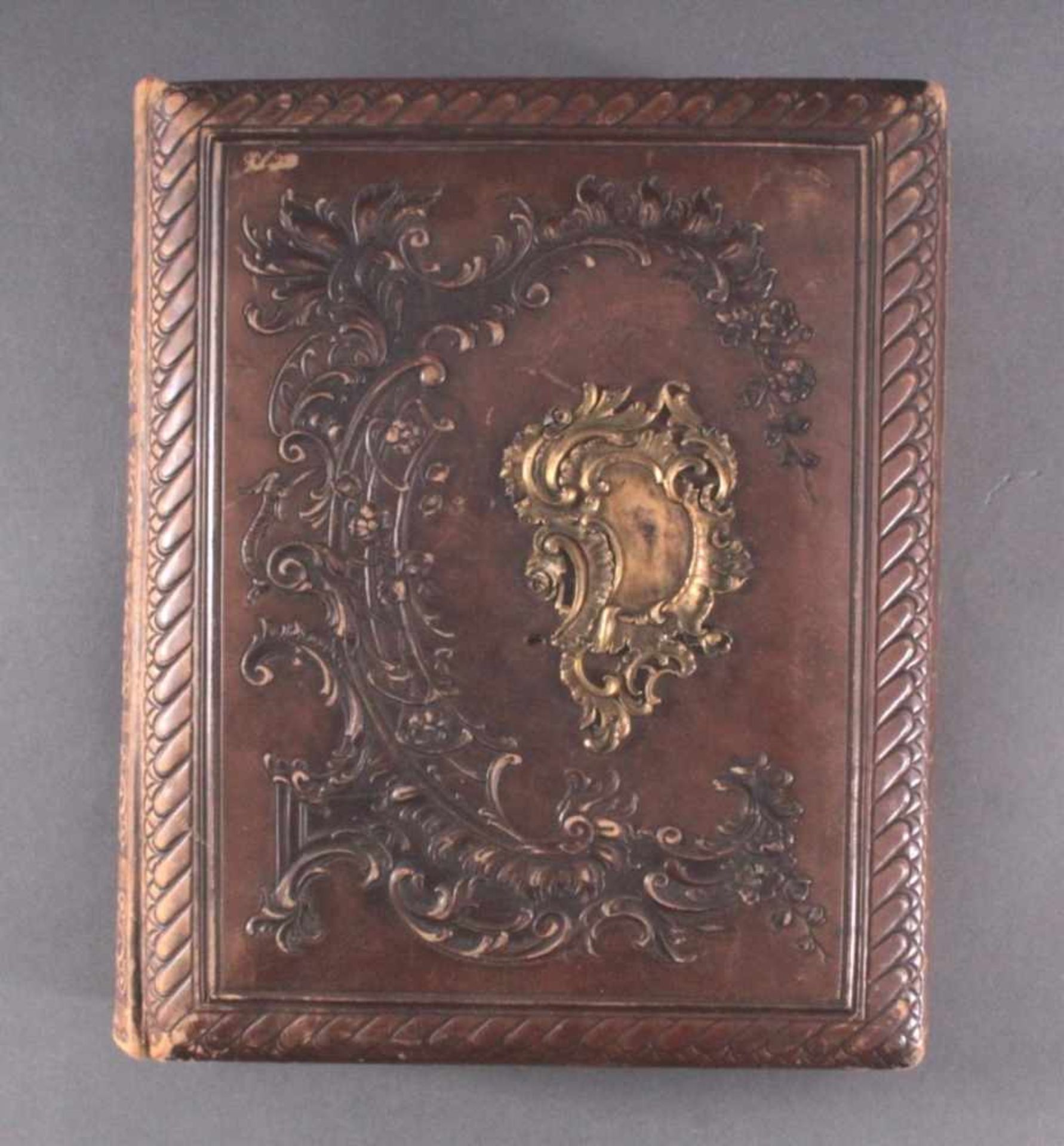 Einsteck-Fotoalbum um 1900Leder-Album, geprägt mit floralen Motiven undMetallaplikation.Mit 8