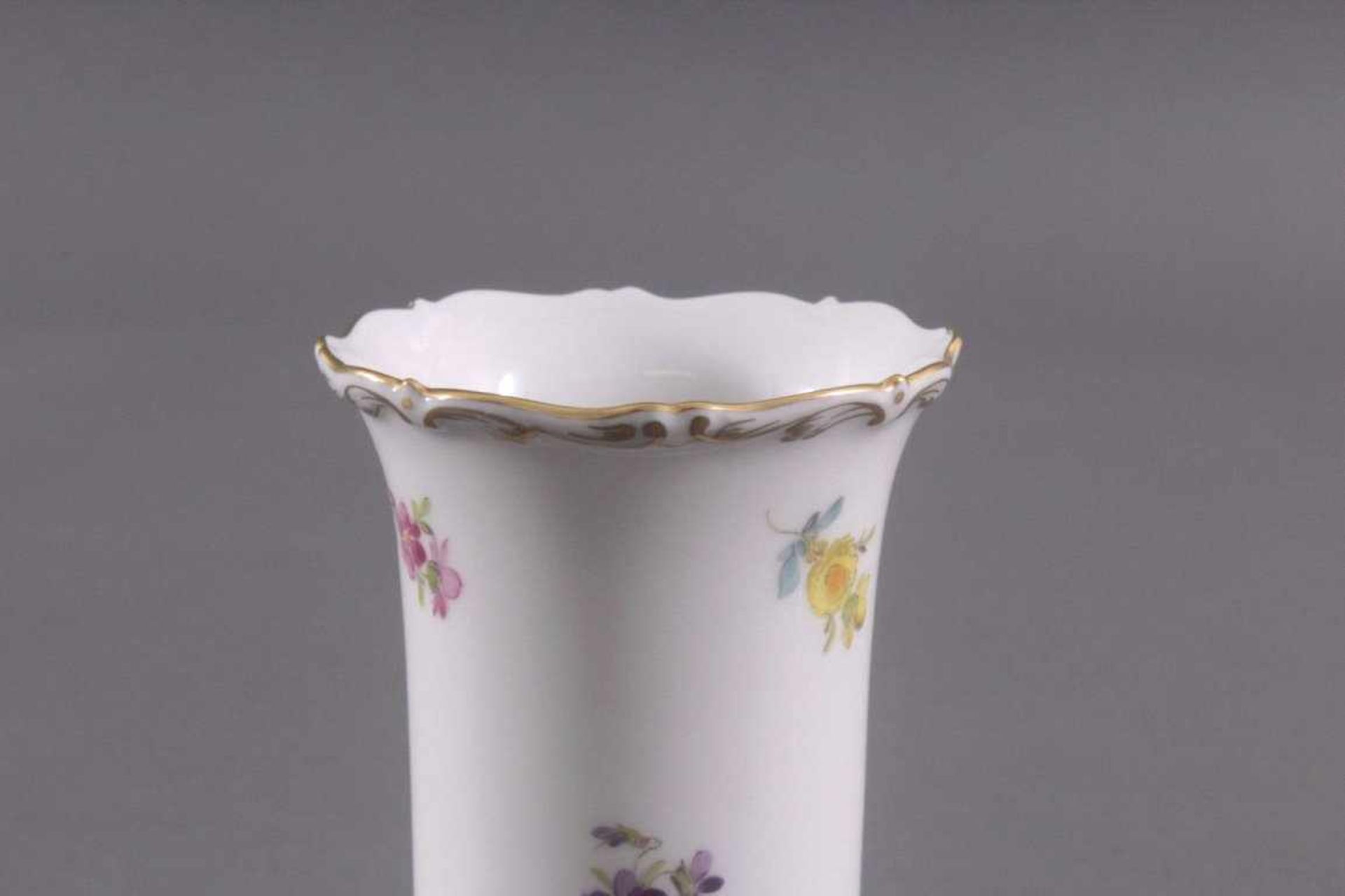 Meissen-Vase, I. WahlPorzellan, 20. Jh., auf runder Plinthe über vierVolutenfüßen, runder Korpus. - Bild 3 aus 3