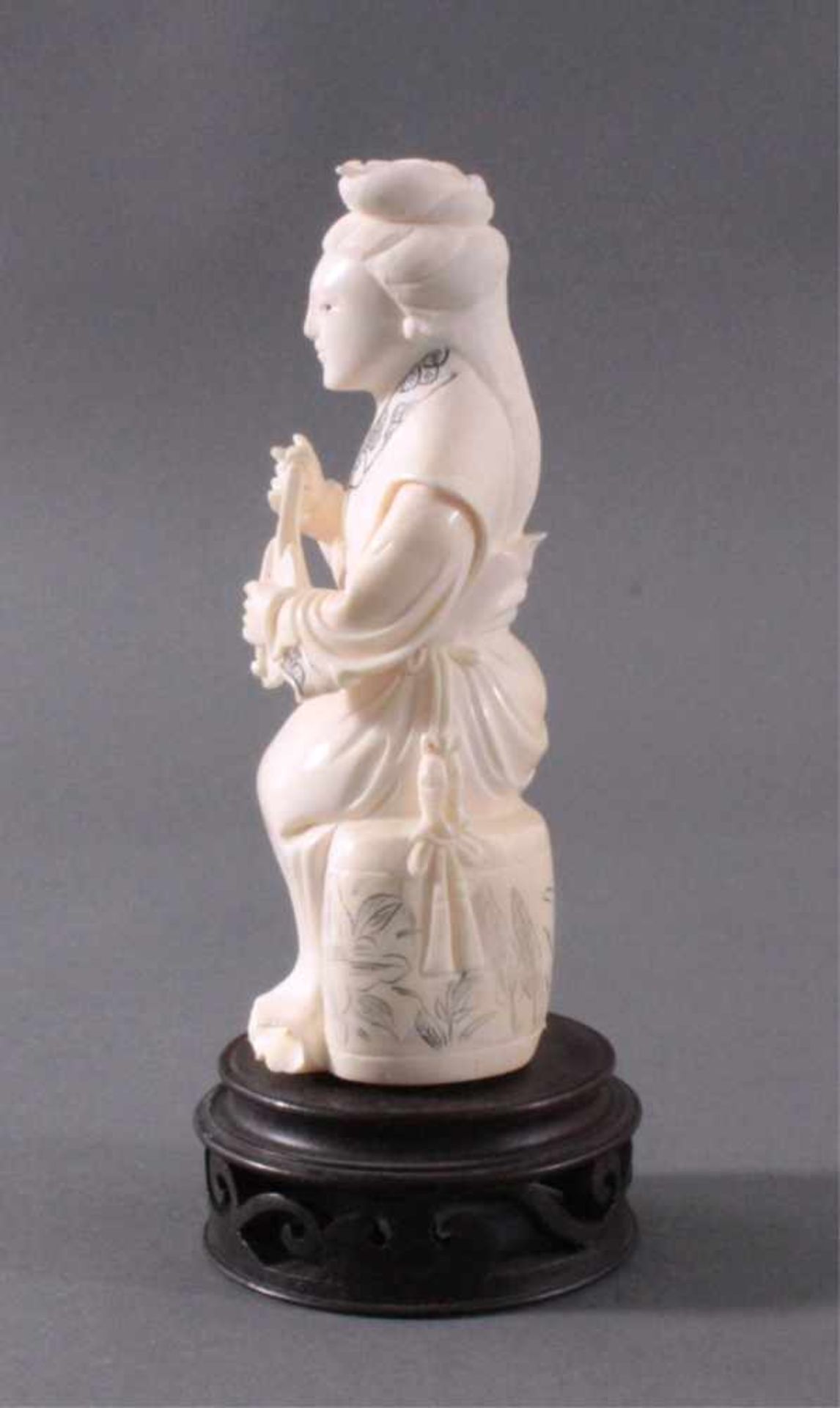Elfenbeinfigur, sitzende Geisha mit GongVollplastisch geschnitzt, auf rundem Holzsockel,ca. Höhe - Bild 2 aus 6