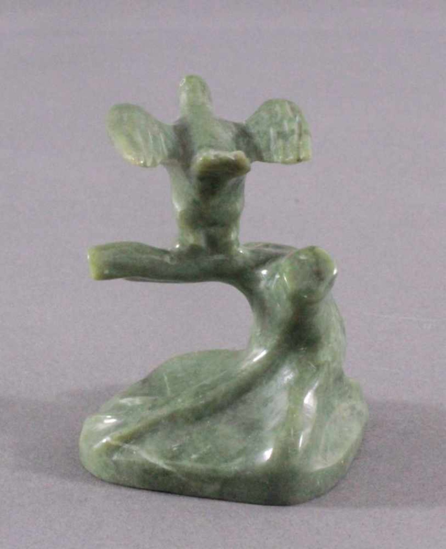 Jade Figur "Vogel auf einem Ast mit ausgebreiteten Flügeln"Vollplastische Arbeit aus spinatgrüner - Bild 3 aus 4