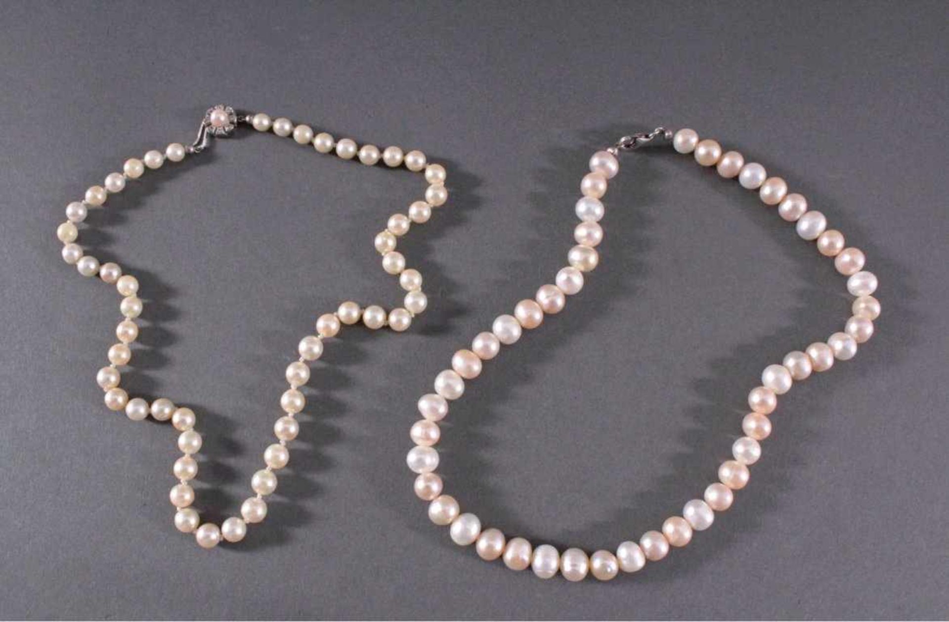 Zwei PerlenkettenPerlenkette, Länge 45 cm, 585er Weiß- und Gelbgoldschließe.Perlenkette, multicolor,