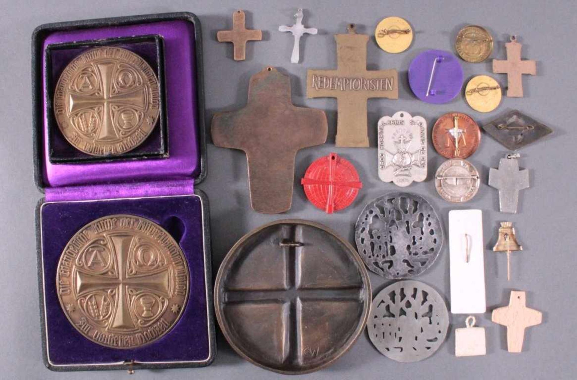 Religion, Medaillen und KreuzeCa. 25 Stück aus Bronze, Messing, Zinn, Blei, Blech,Kunststoff, Holz - Bild 2 aus 2
