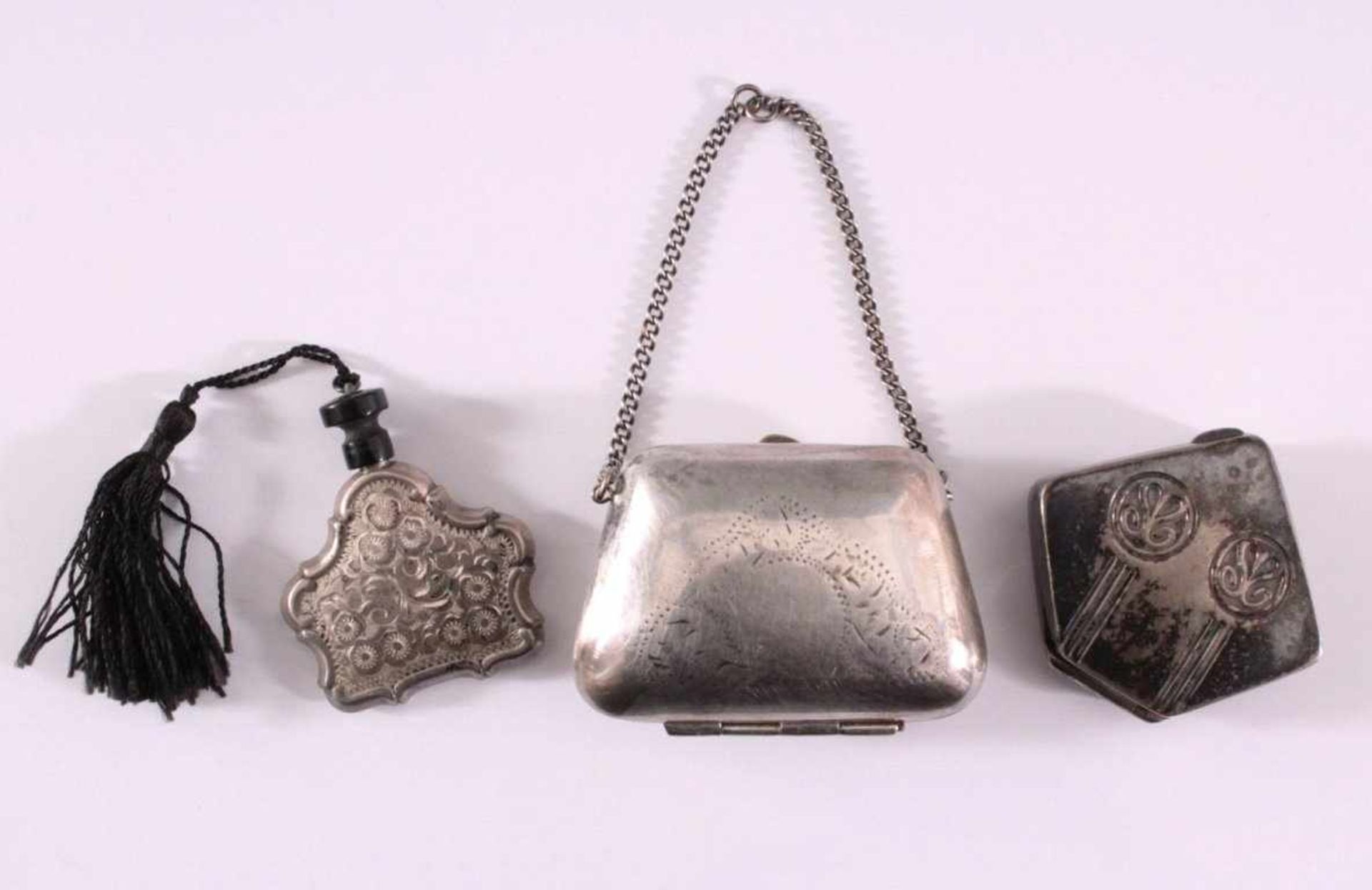 Drei Teile Silber/versilbert, 20. JahrhundertAntike kleine Tragekettchen, Schauseite mit