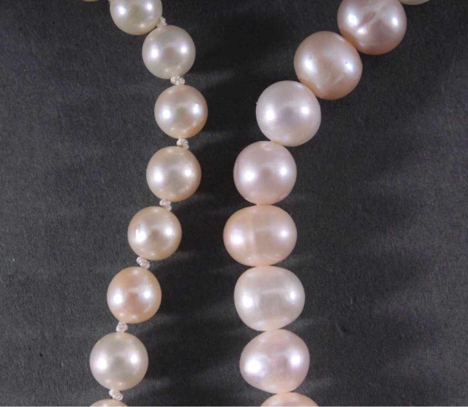 Zwei PerlenkettenPerlenkette, Länge 45 cm, 585er Weiß- und Gelbgoldschließe.Perlenkette, multicolor, - Image 2 of 2