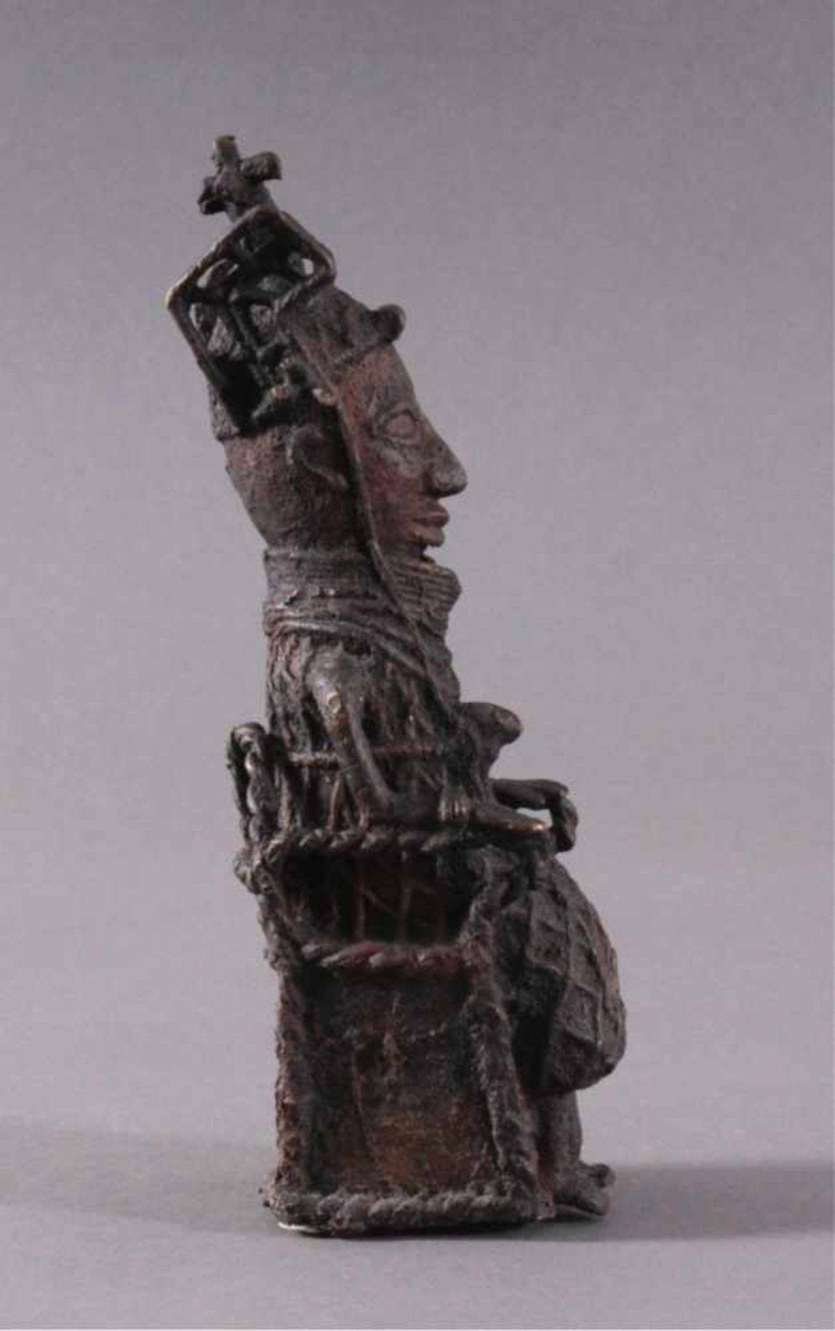 Afrikanische Skulptur Oba König, BeninBronze, aufrechtsitzende Statue, ca. H-23 cm - Bild 4 aus 5
