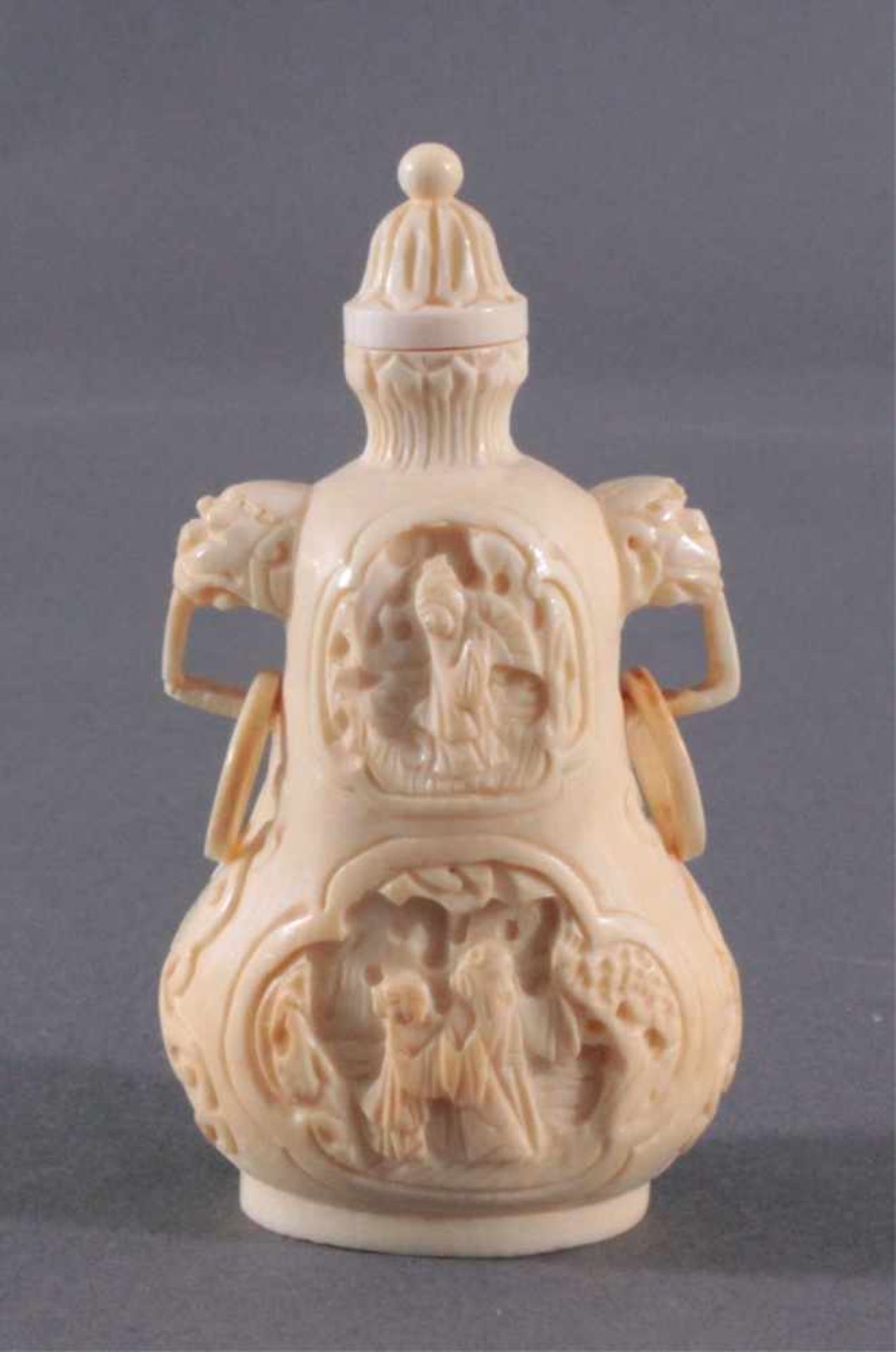 Snuff Bottle aus Elfenbein, China um 1900Umlaufend feine Schnitzarbeit von Personen im Garten,