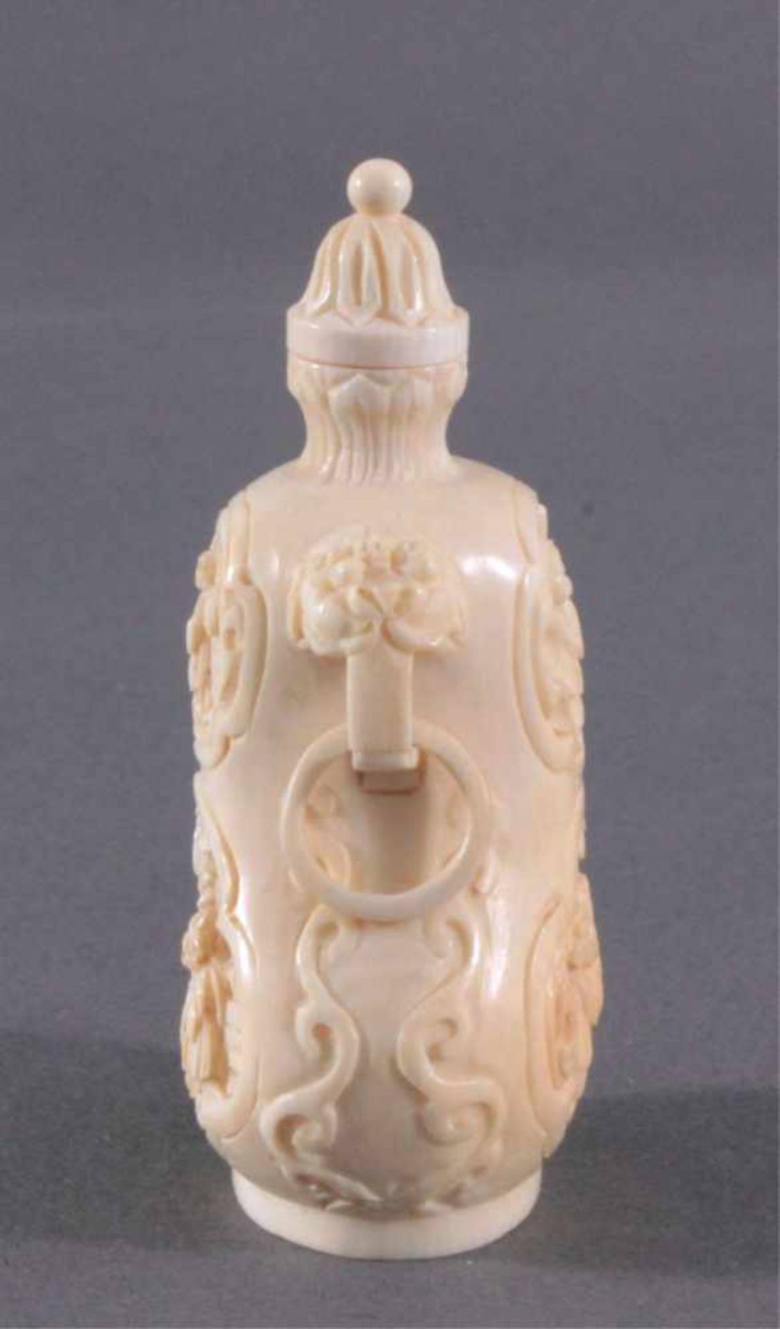 Snuff Bottle aus Elfenbein, China um 1900Umlaufend feine Schnitzarbeit von Personen im Garten, - Image 2 of 8