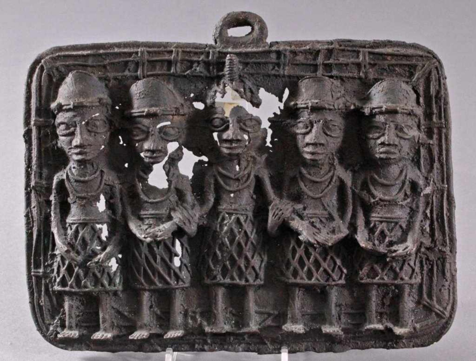 Afrikanische Kunst, Bronze, BeninBronze Reliefplatte, Darstellung: Wächter des königlichenHofes.