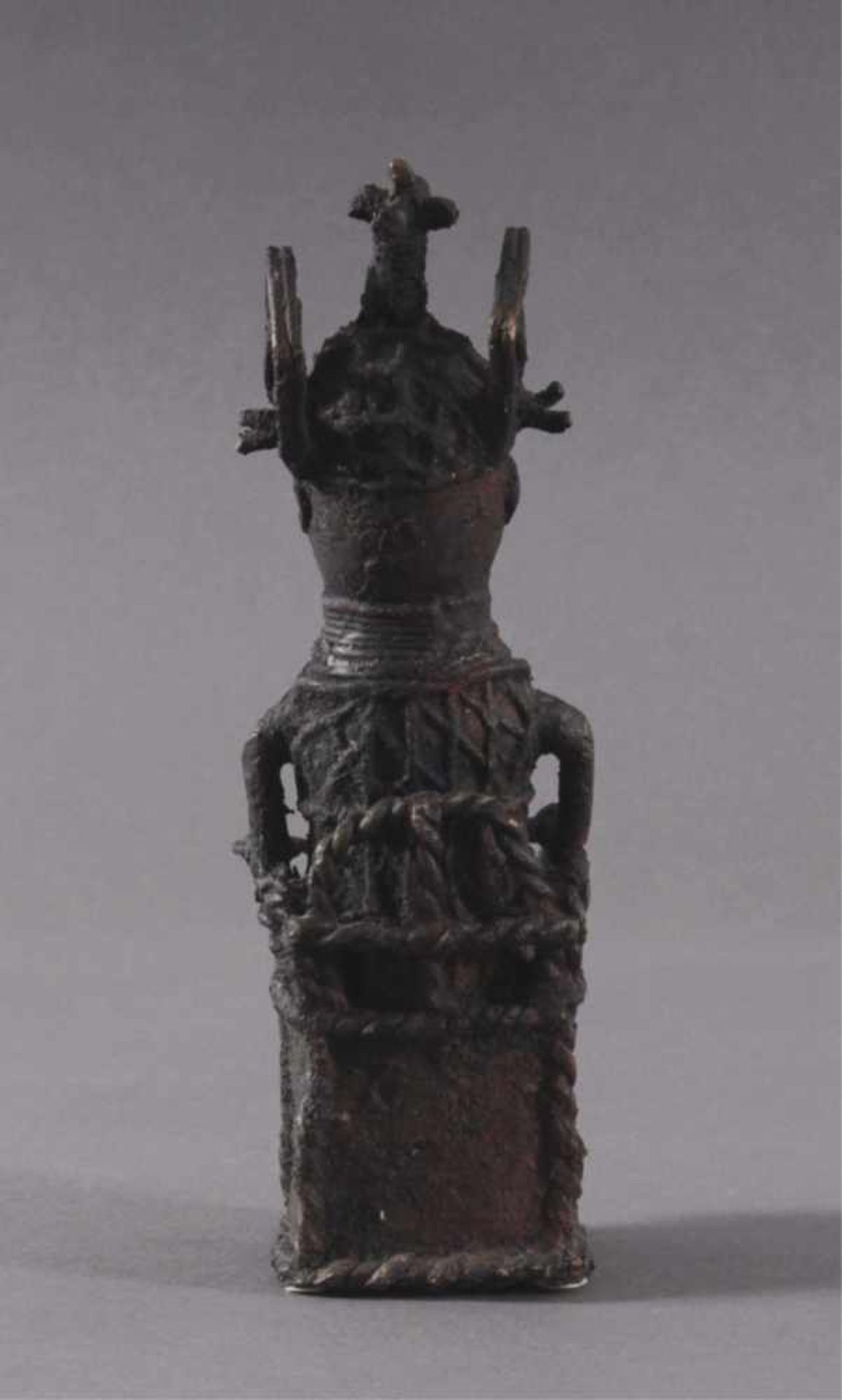 Afrikanische Skulptur Oba König, BeninBronze, aufrechtsitzende Statue, ca. H-23 cm - Bild 2 aus 5