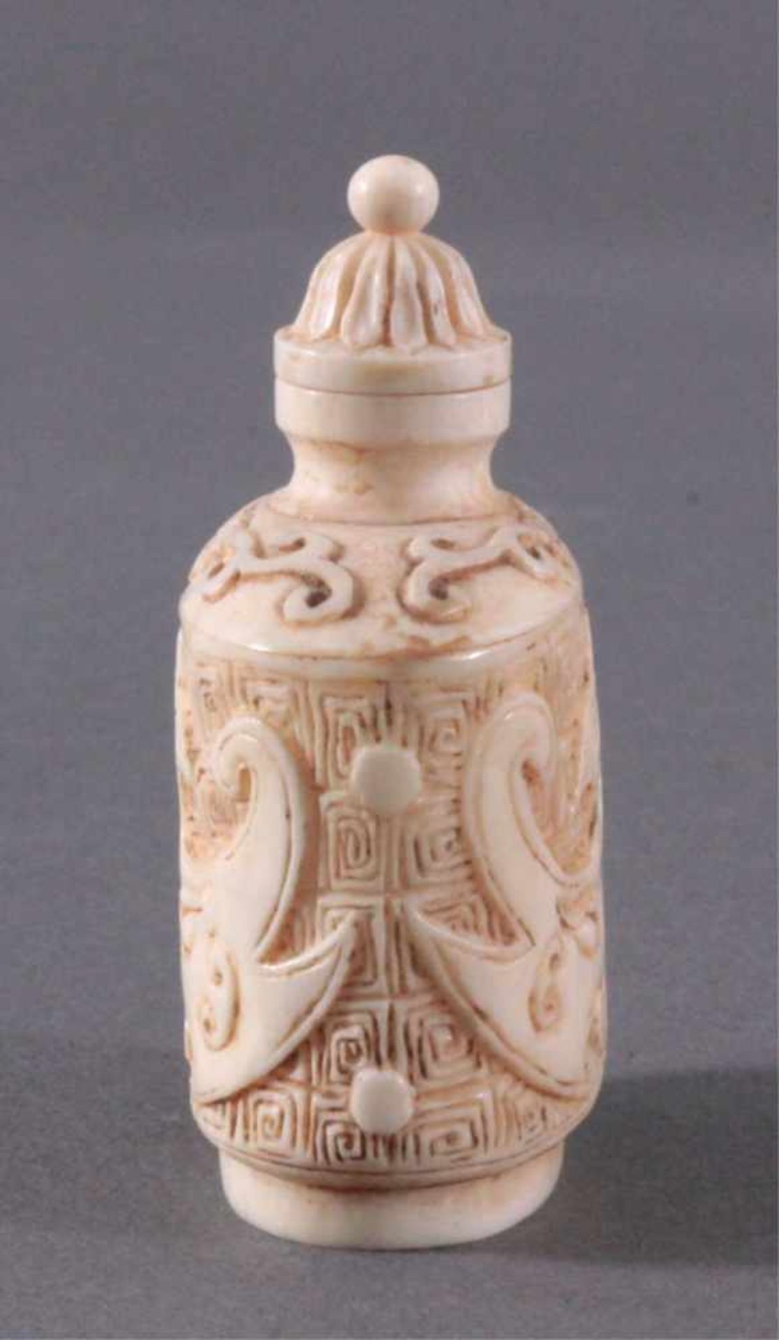 Snuff Bottle aus Elfenbein, China um 1900Umlaufend feine Schnitzarbeit von Ornamenten,ca. Höhe 6,5 - Image 4 of 6