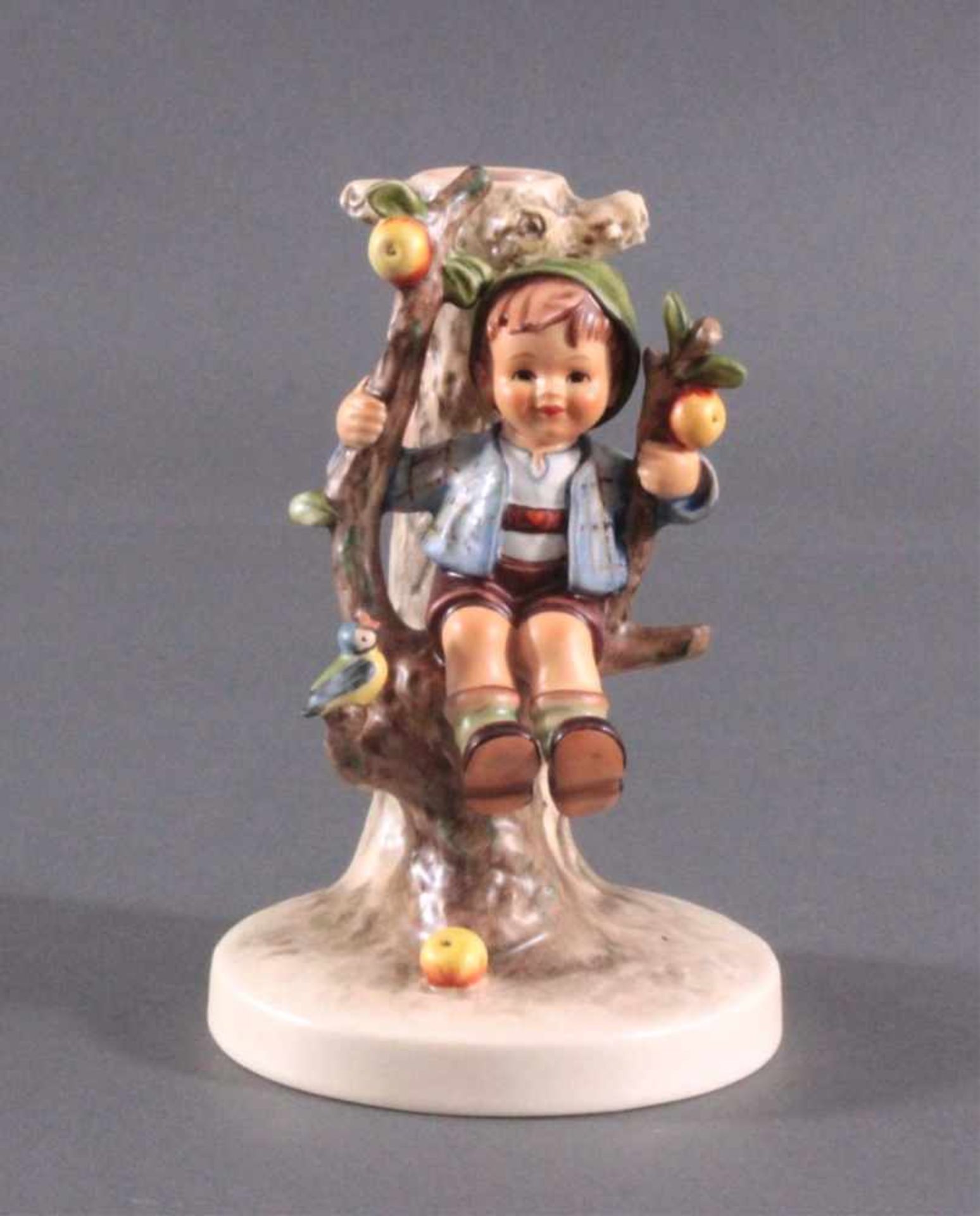 Goebel, Hummel Kerzenhalter 677, "Herbst - Apple Tree Boy"ca. Höhe 17 cm, im originalen Karton mit