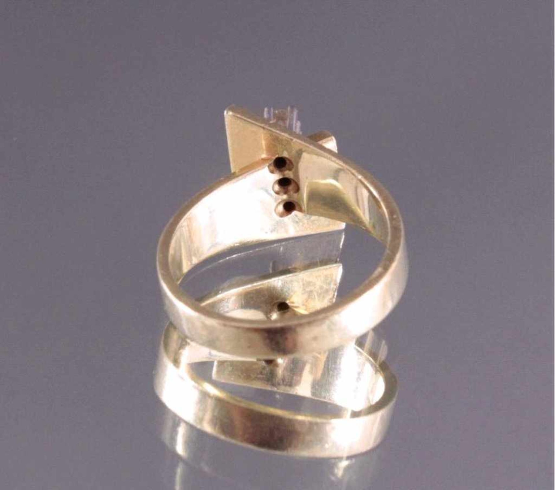 Damenring mit 2 kleinen Diamanten und 1 Saphir14 Karat Gelbgold, RG 54, ca. 6,4 g. - Bild 2 aus 3