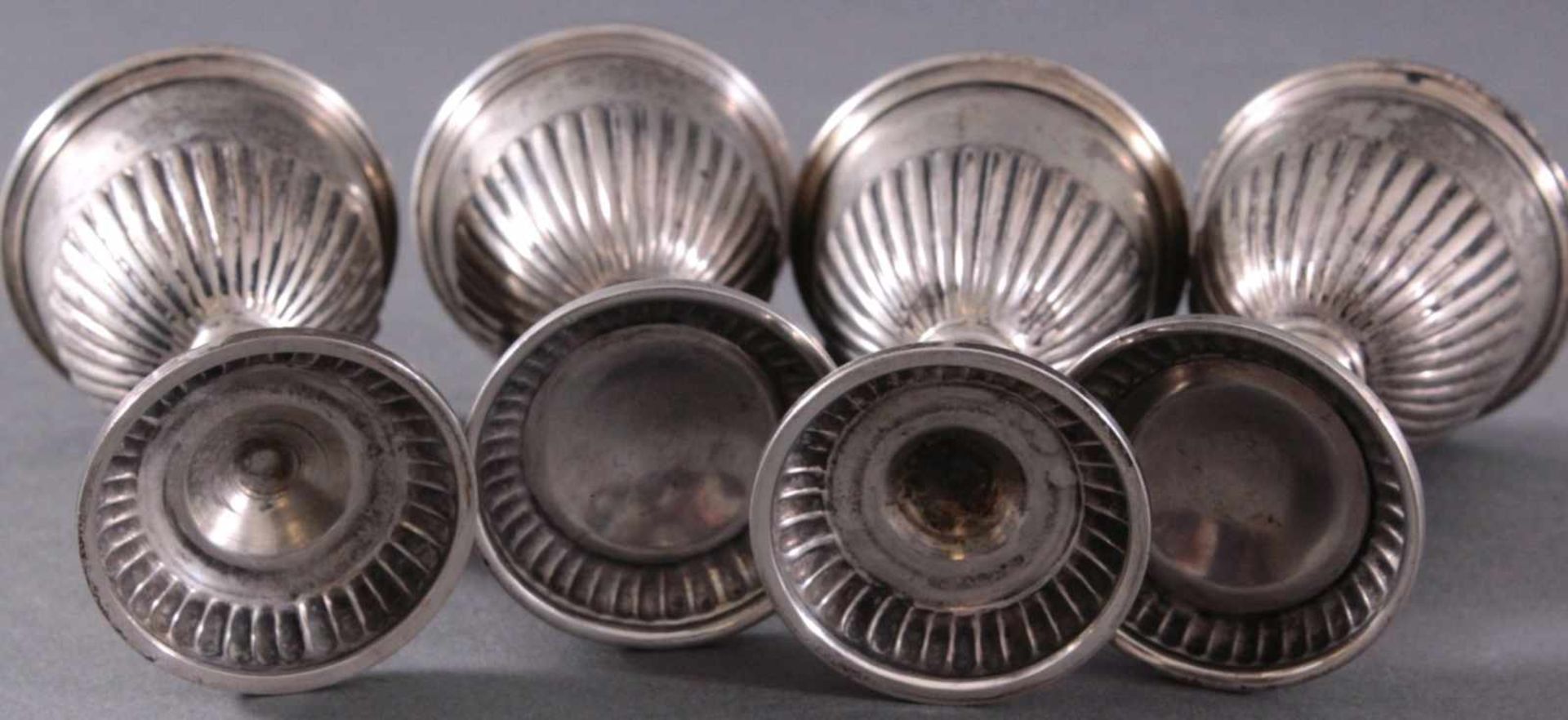 4 silberne Eierbecher um 1900Deutsche Punze Sichel und Krone 800er Silber, ca. Höhe 7 cm,191 g. - Image 4 of 4