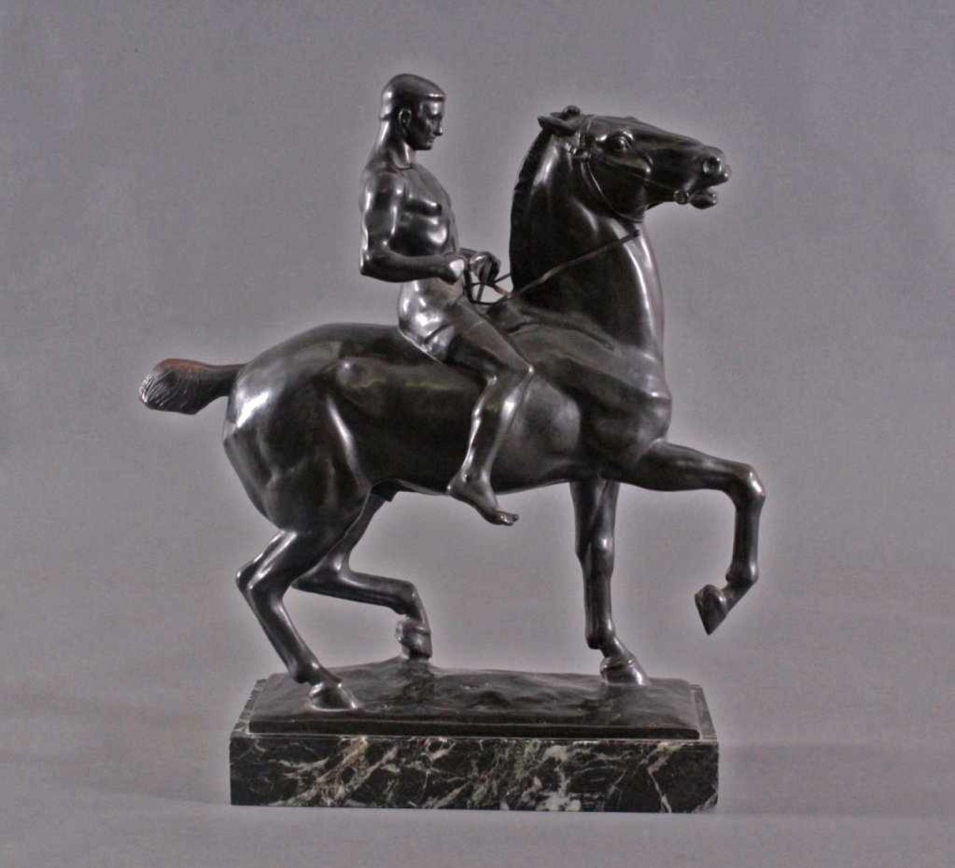 Richard Fabricius (1863-1923)Bronze, Reiter auf Pferd, auf rechteckiger Sockelplattesigniert "R.D. - Bild 2 aus 7