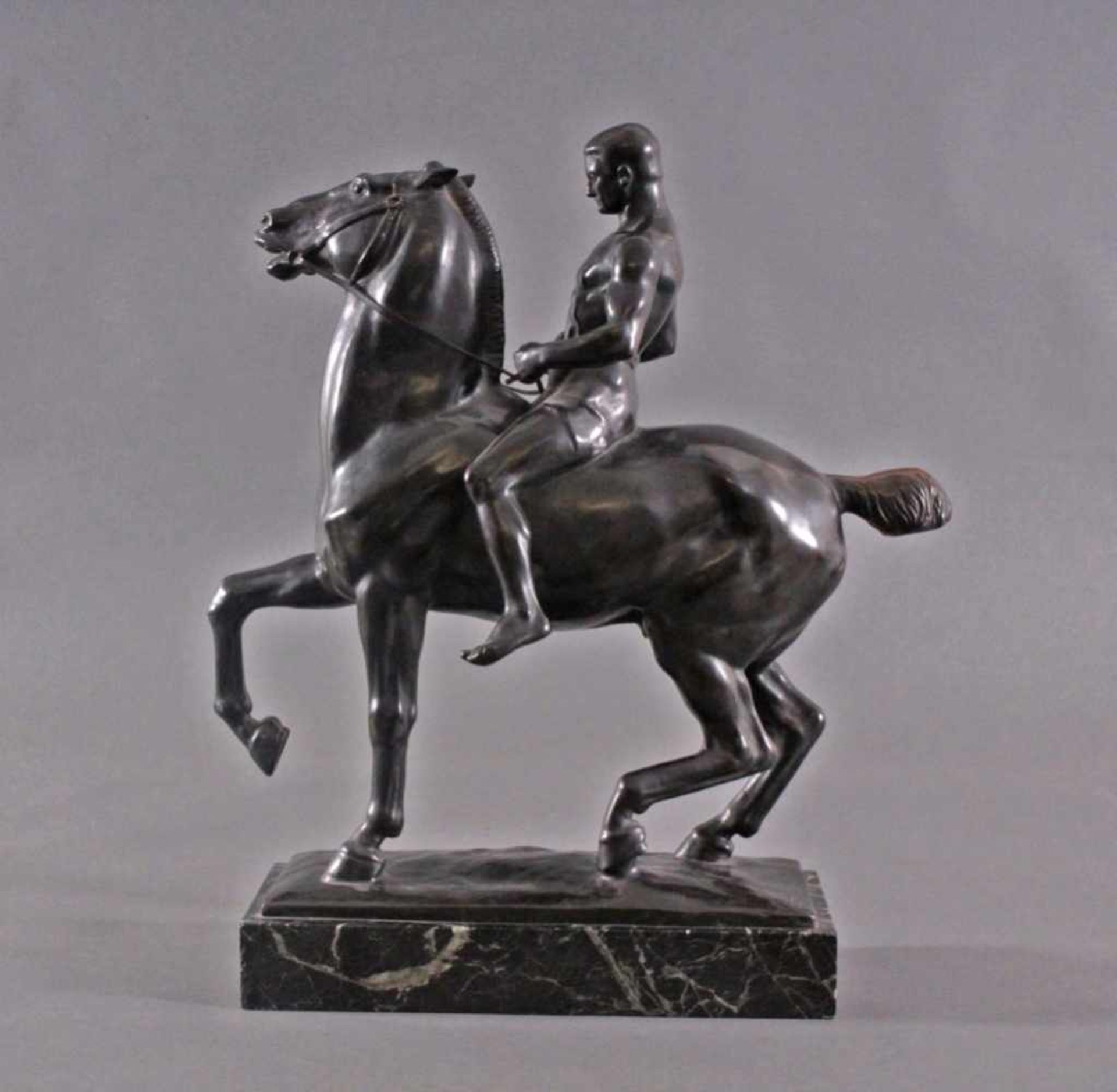 Richard Fabricius (1863-1923)Bronze, Reiter auf Pferd, auf rechteckiger Sockelplattesigniert "R.D. - Bild 3 aus 7