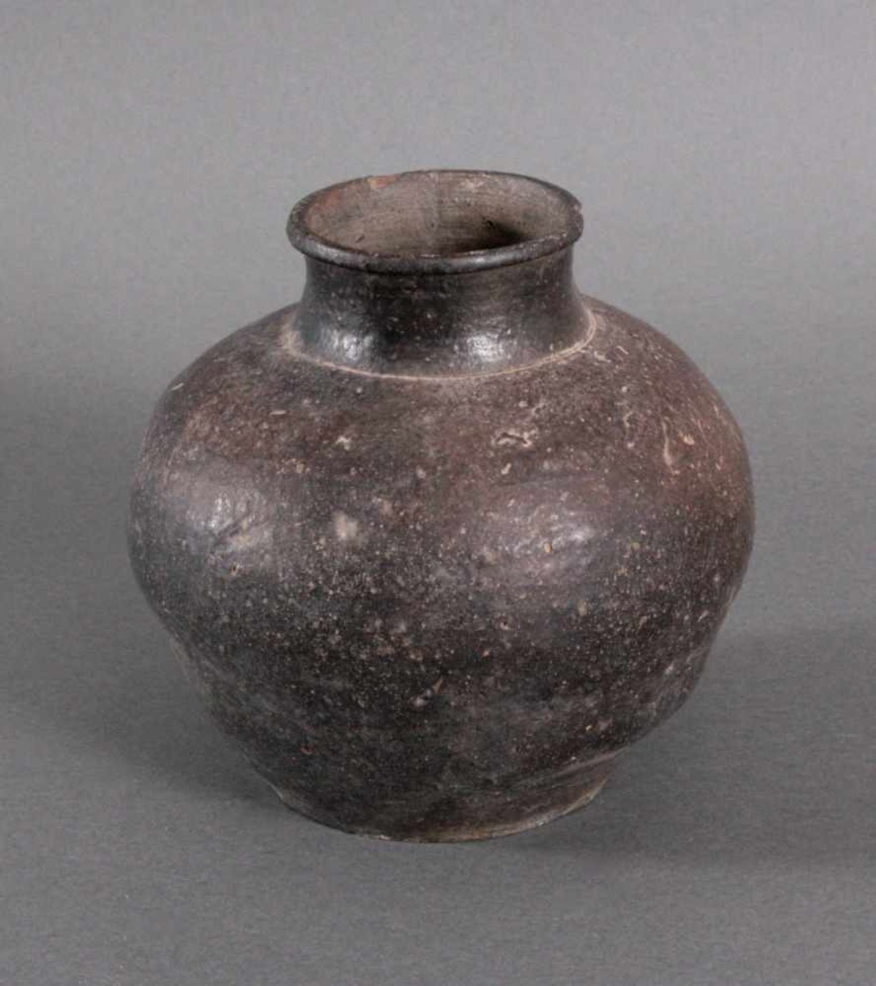 Balustervase, Angkor-Periode 12./13. Jh.Kambodscha, Ton mit dunkler Glasur, ca. H-19, D-19 cm,