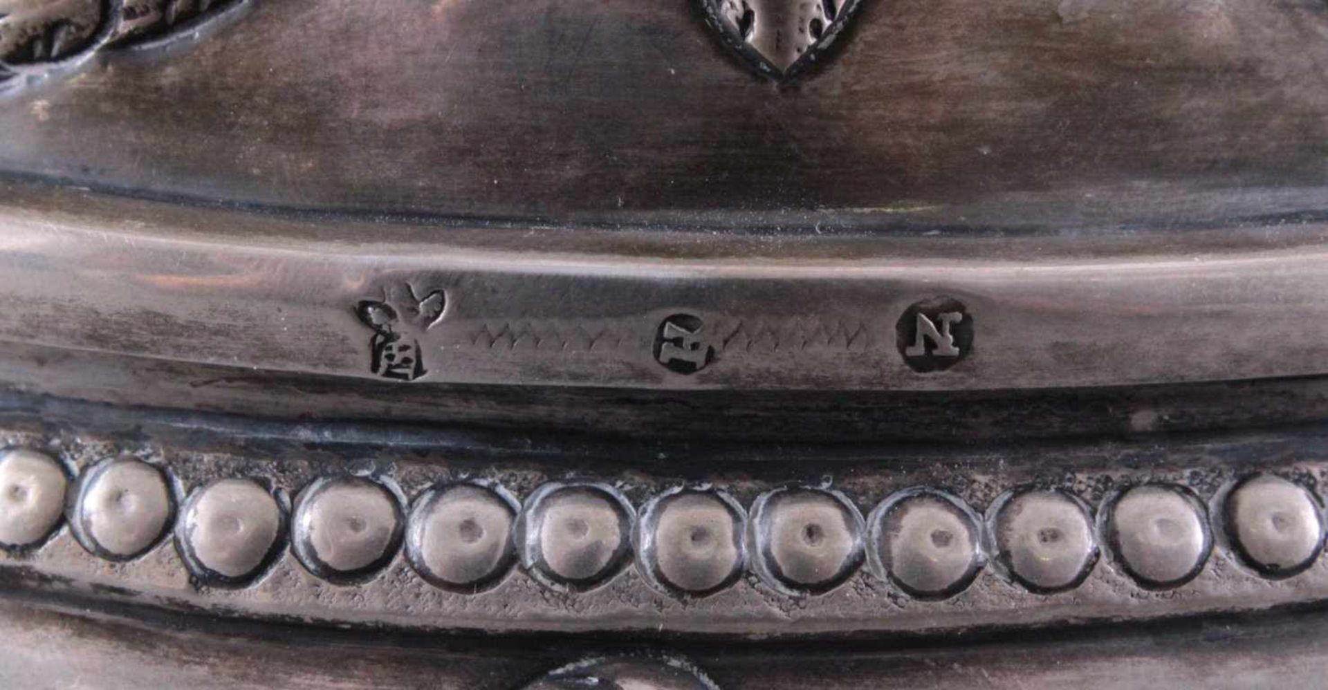 Silberne Deckeldose 19. Jh.Reliefierte Dose, ovale Form, Deckelknauf in Form einerKnospe, - Bild 5 aus 6