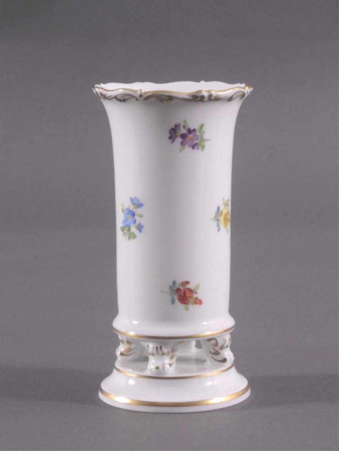 Meissen-Vase, I. WahlPorzellan, 20. Jh., auf runder Plinthe über vierVolutenfüßen, runder Korpus.