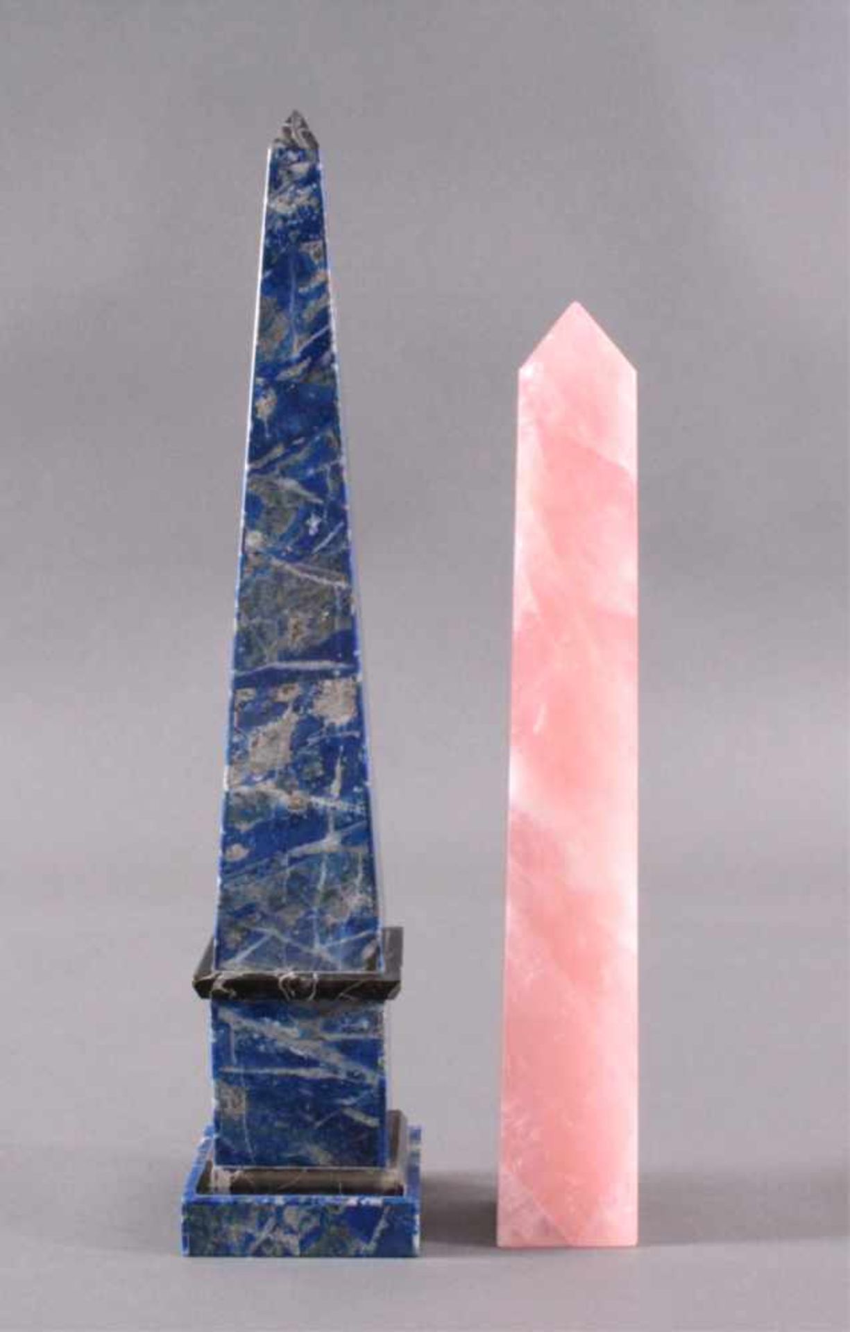 2 Edelstein Obelsiken1x Lapislazuli, Höhe ca. 44 cm, Gewicht ca. 3,2 kg.1x Rosenquarz, Höhe ca. 37