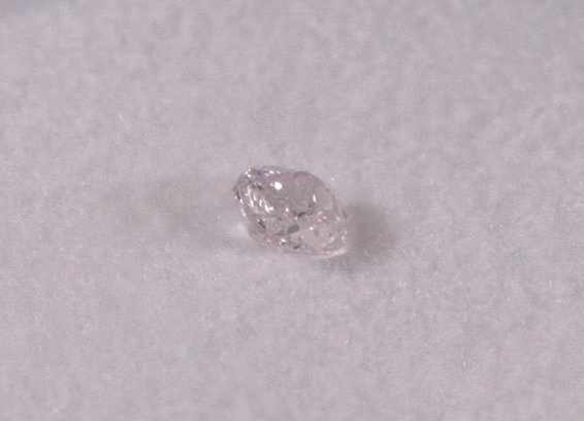 Diamant von 0,11 Karat aus KongoOval, fancy rosa, natürlich, mit Einschlüssen, ca. 3,43 x2,59 x 1,55 - Bild 2 aus 3