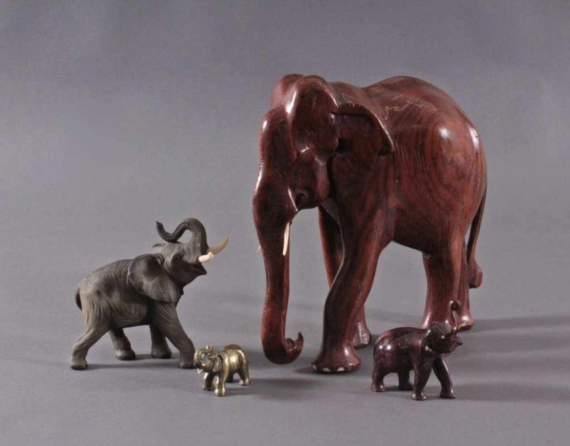 Fünf Elefanten FigurenVollplastisch geschnitzte Figur aus Holz, Masse, Messing,Stoßzähnen aus