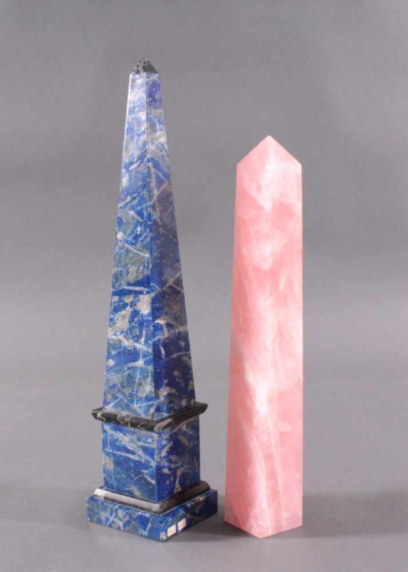 2 Edelstein Obelsiken1x Lapislazuli, Höhe ca. 44 cm, Gewicht ca. 3,2 kg.1x Rosenquarz, Höhe ca. 37 - Bild 2 aus 4
