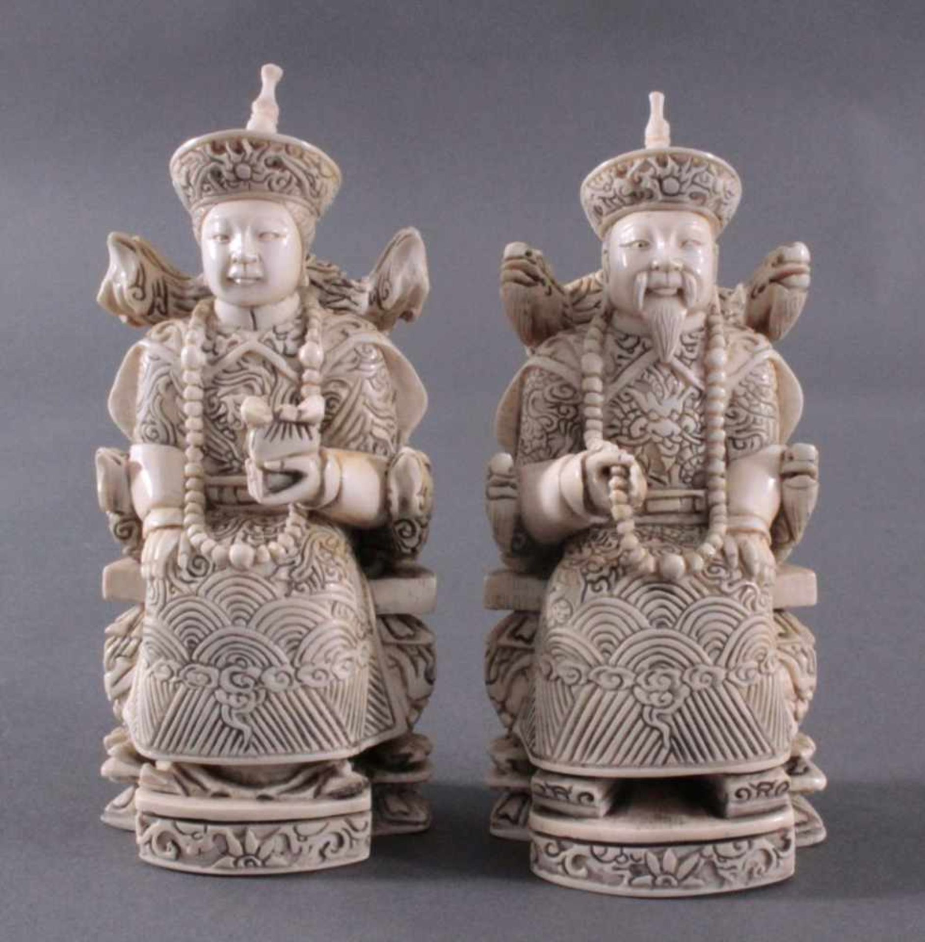 Kaiserpaar aus Elfenbein, China um 1900Sitzender Herrscher und Herrscherin mit Insignien,