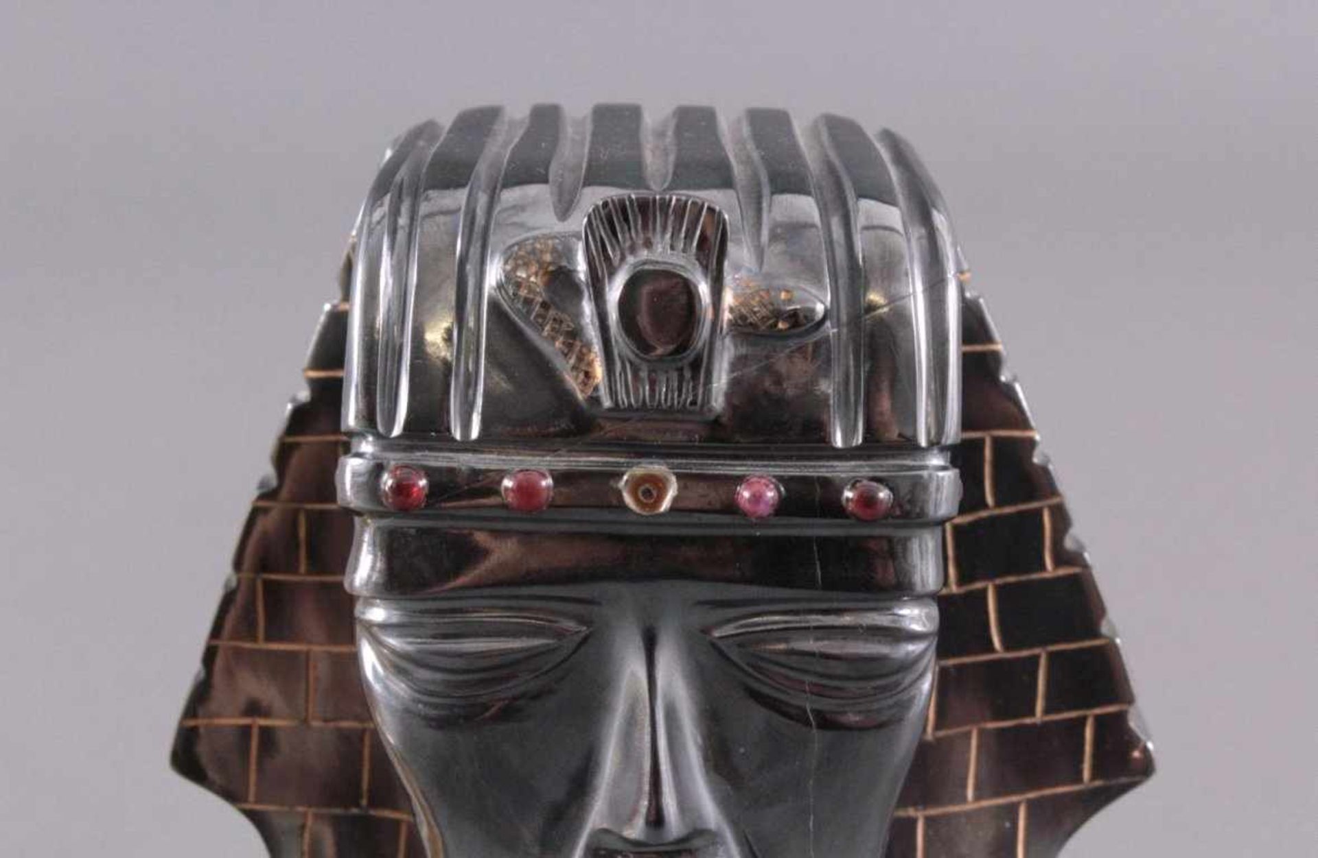 3 Pharao-Büsten. Edelstein-Skulpturen1x Hämatit, mit verschiedenen Steinen besetzt, einer fehltin - Bild 3 aus 3