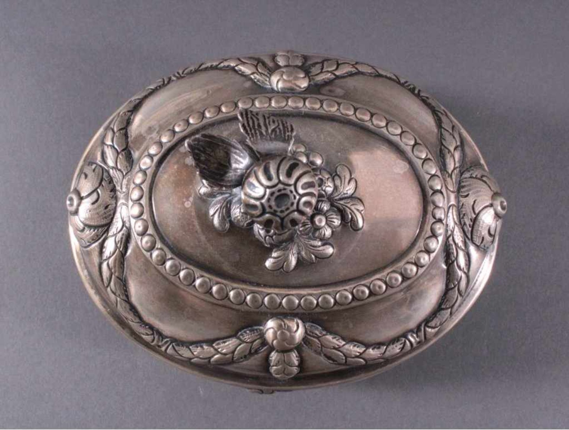 Silberne Deckeldose 19. Jh.Reliefierte Dose, ovale Form, Deckelknauf in Form einerKnospe, - Bild 4 aus 6