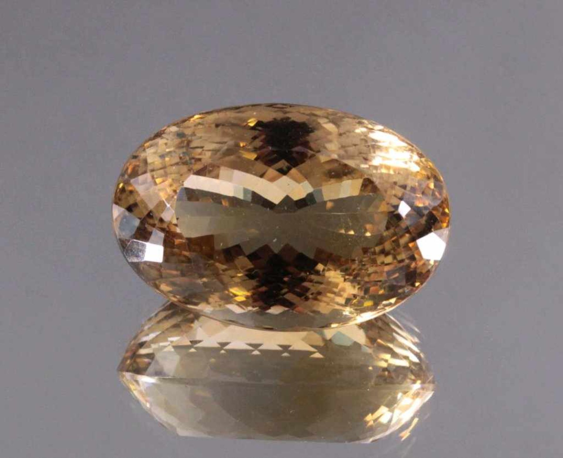 Citrin von 221 Karat aus BrasilienOval/rund, gelb, natürlich, ca. 26 x 46 x 31 mm