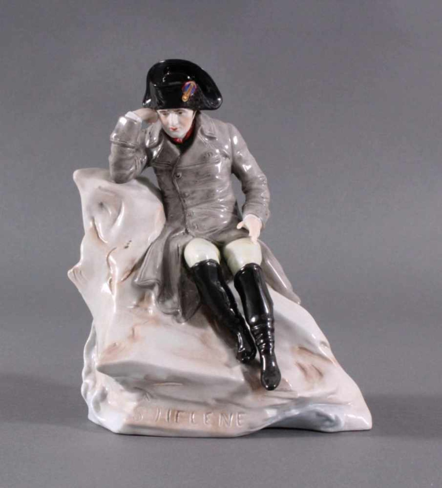Porzellanfigur Napoleon, Scheibe AlsbachPorzellanfigur des Napoleons in der Verbannung, auf