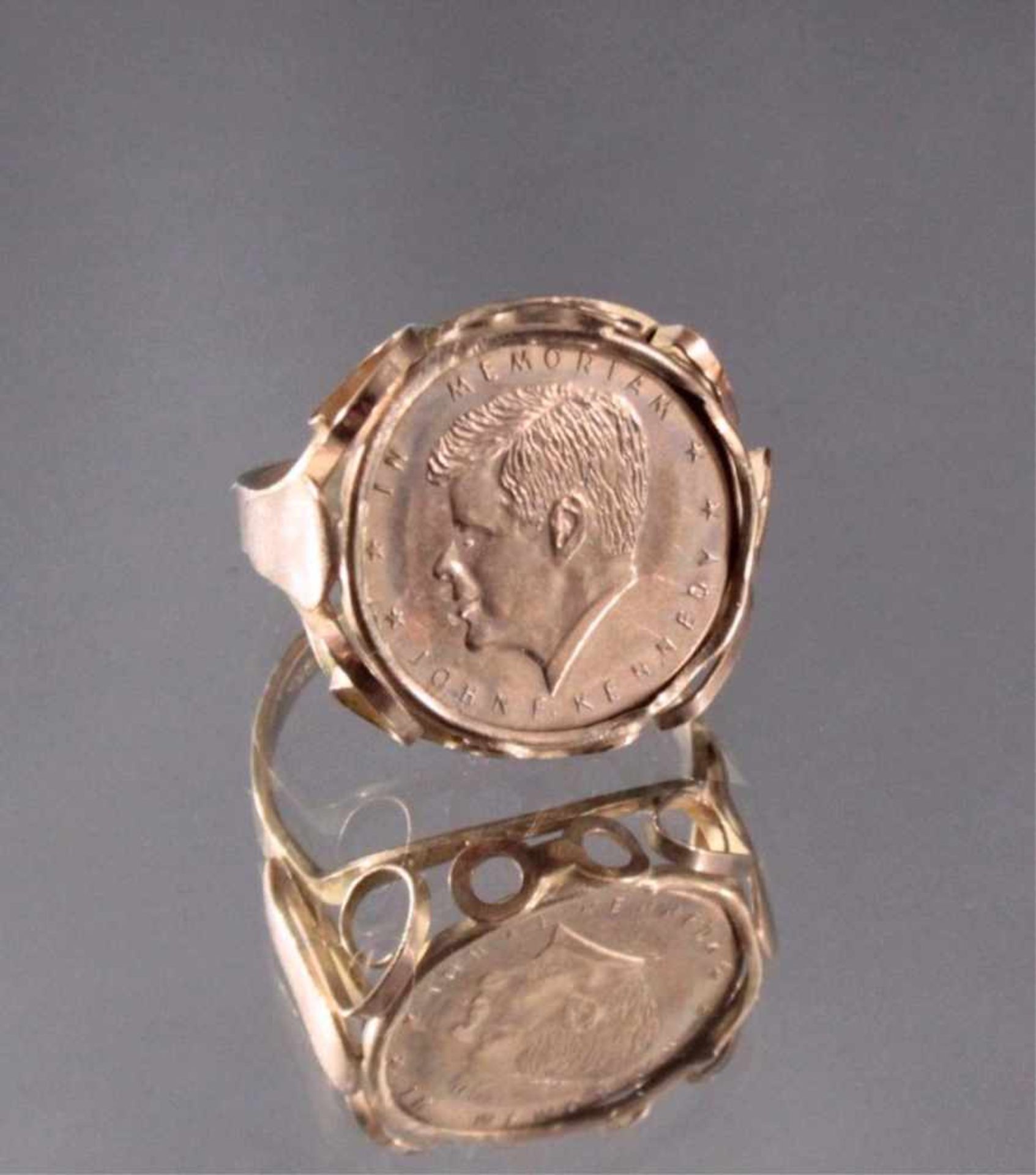 Damenring mit gefasster Jonn F. Kennedy MedailleMedaille 14 Karat und Ring aus 8 Karat Gelbgold,