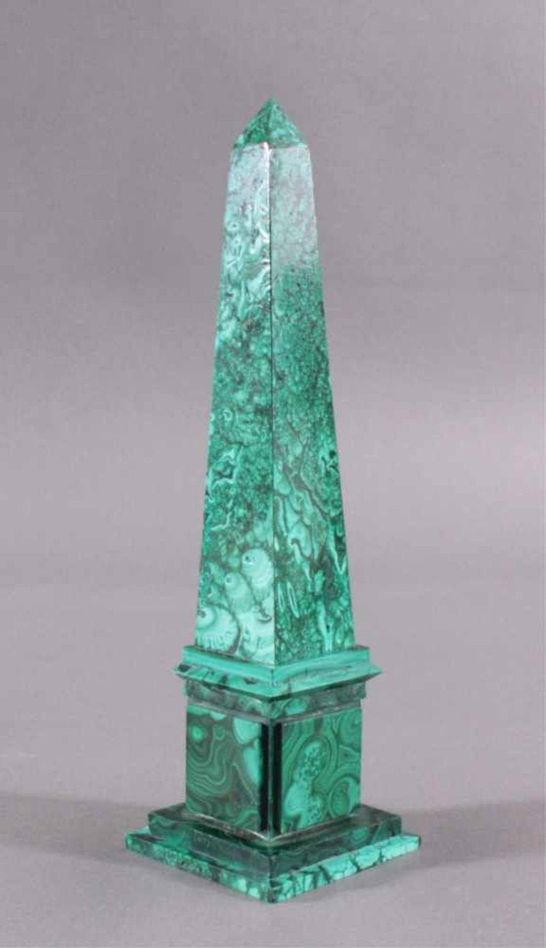 Obelsik, MalachitEmpire-Stil, neuzeitlich, ca. Höhe 24 cm. - Bild 2 aus 3