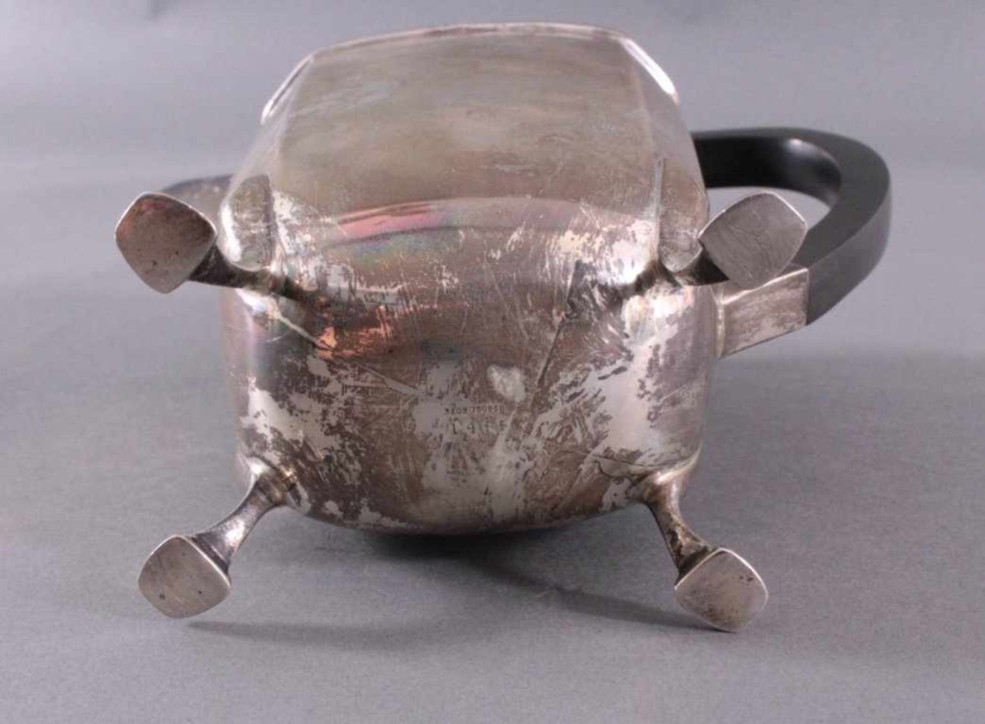 Silberne Teekanne, England 19. Jh.Silberne Kanne auf vier Volutenfüßen, ebonisierter Griff undKnauf, - Image 5 of 6