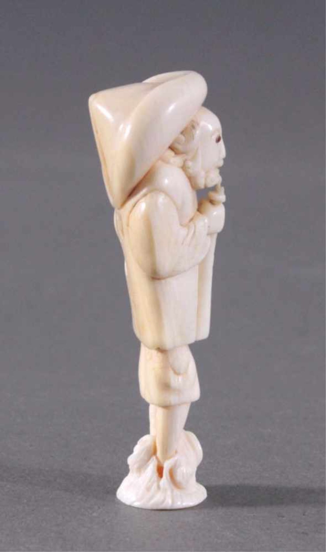 Netsuke, Japan 1. Hälfte 20. Jh., Elfenbein geschnitztStehender Mann mit Stoch und Hut,ca. 6,9 x 2,5 - Bild 4 aus 6