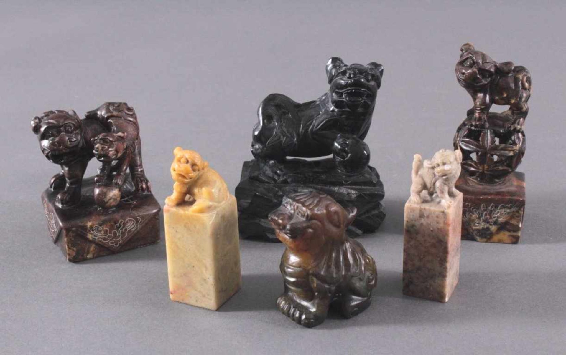 Konvolut Steinobjekte, "Fo-Hund"6 Stück. China, 20. Jahrhundert, unterschiedliche Fo-Hund-Figuren,