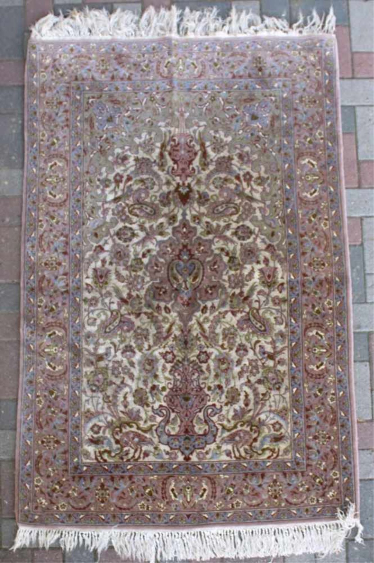 Orient-TeppichCa. 169 x 106 cm. Alters-und Gebrauchsspuren.