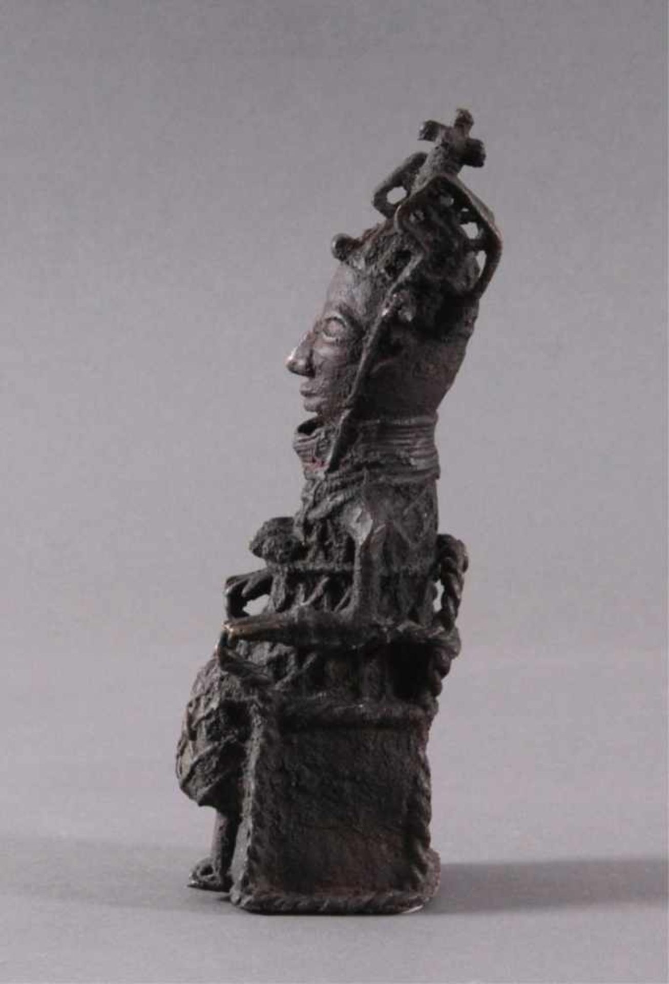 Afrikanische Skulptur Oba König, BeninBronze, aufrechtsitzende Statue, ca. H-23 cm - Bild 3 aus 5