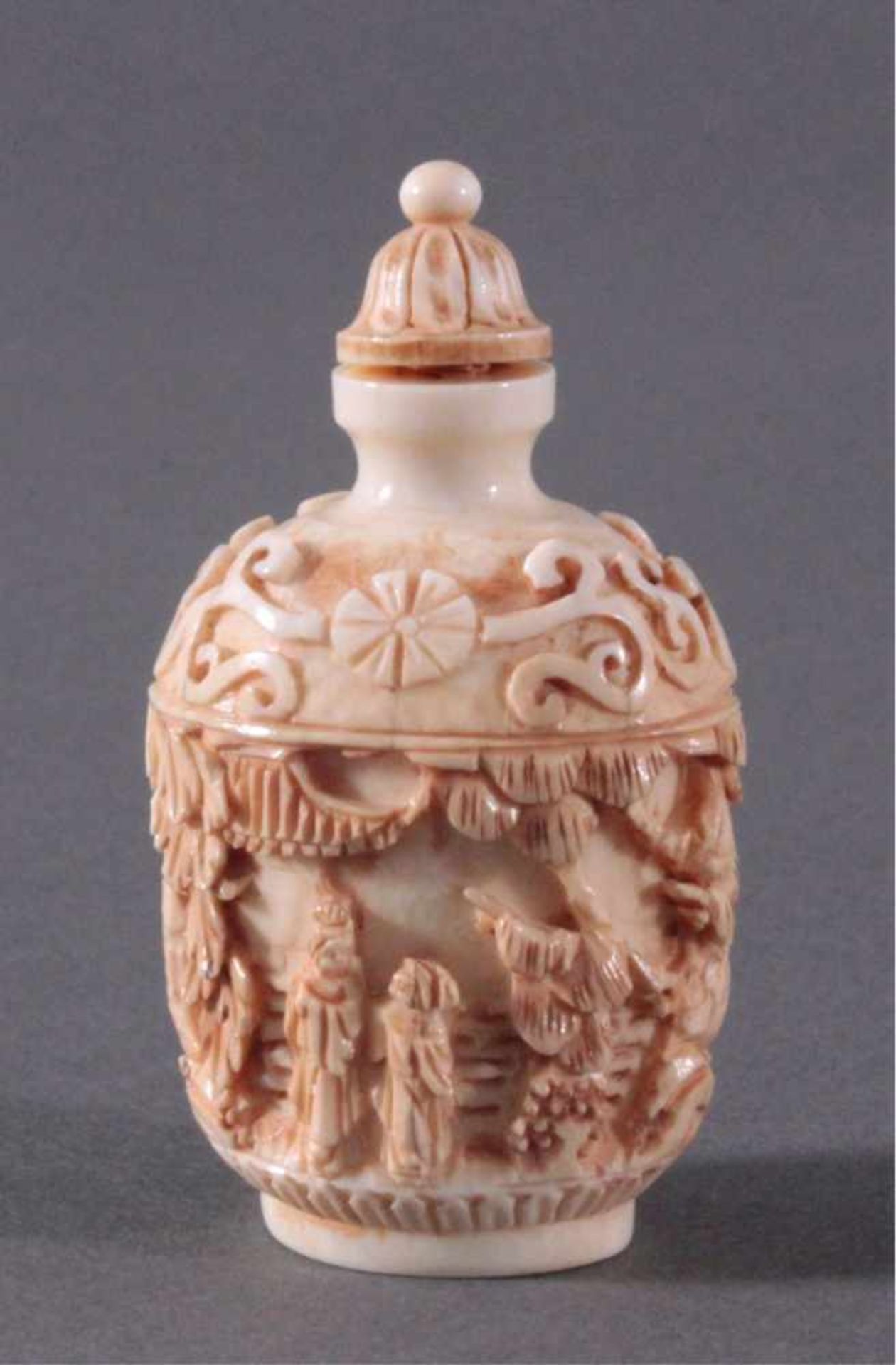 Snuff Bottle aus Elfenbein, China um 1900Umlaufend feine Schnitzarbeit von Personen im Garten - Image 3 of 7
