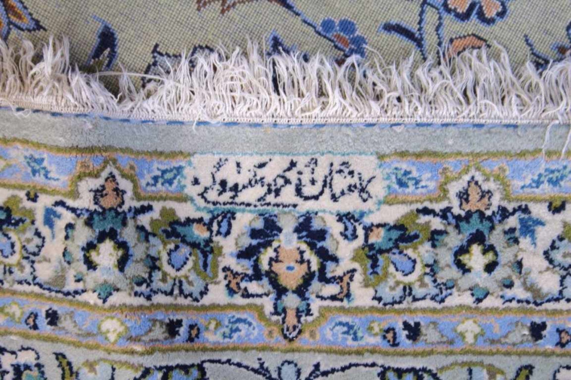 Keshan-TeppichWolle, signiert, blau beige, florale Muster in Medaillon undBordüre, Riss rechts - Image 2 of 5