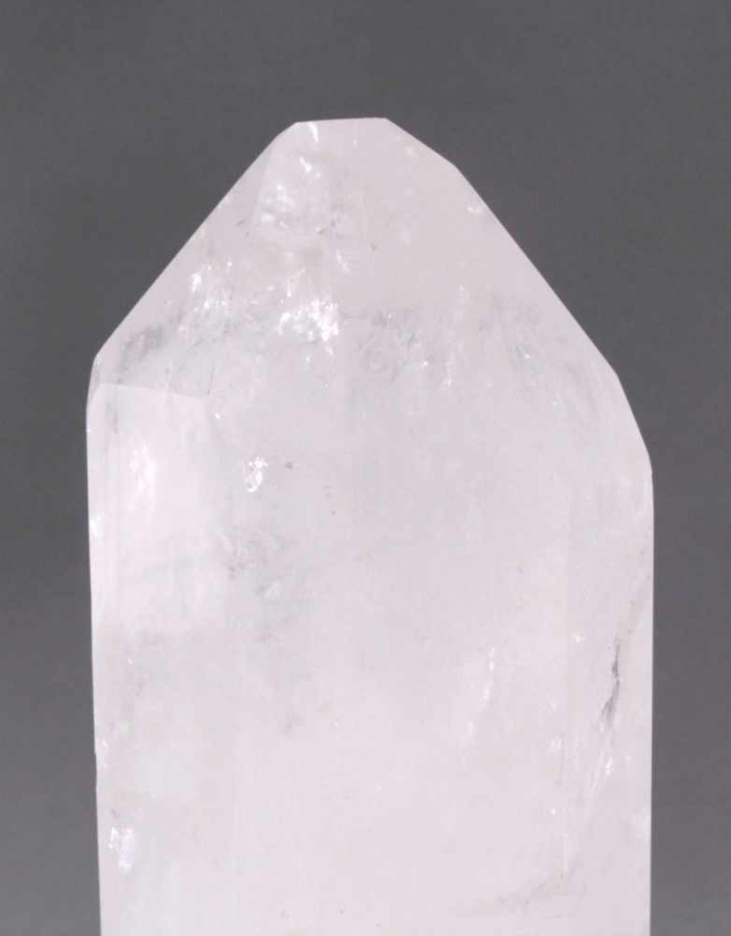 Bergkristall-Spitze in Form eines Obelsiken, 10,9kg6-Kant geschliffen, ca. 46 x 13 x 11cm - Image 2 of 3