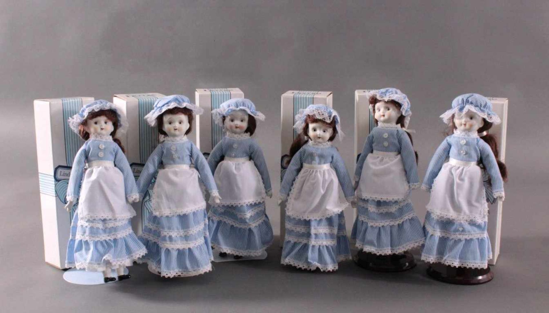 6 Biedermeier Puppen von Decore. LindaBiskuit-Porzellankopf, -Hände und -Füße, ca. L-30 cm.
