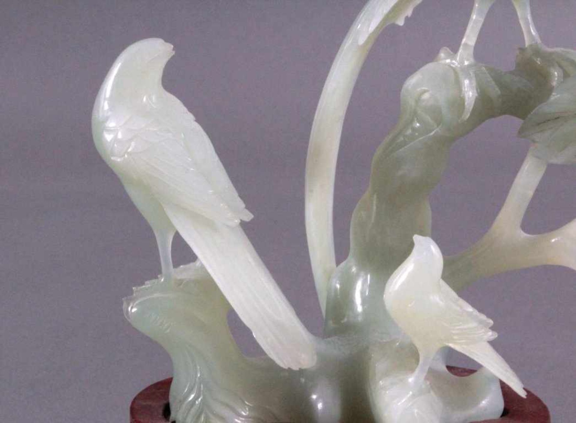 Jade Skulptur "3 Vögel auf einer Blume"Vollplastische Arbeit aus grüner Jade, ovaler Holzsockel, - Image 3 of 4