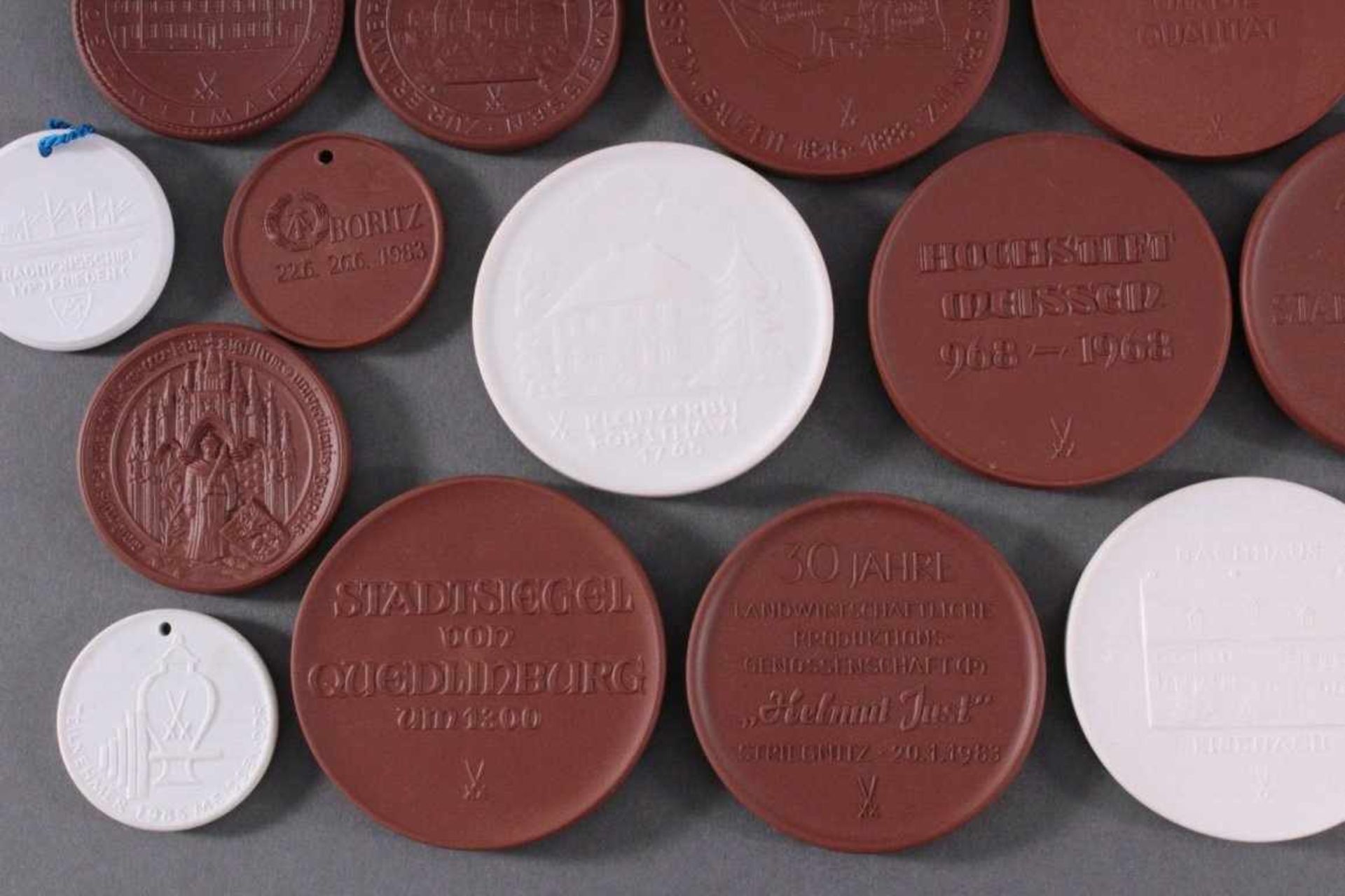 Meissen Porzellan- und Böttger Steinzeug Medaillen33 Stück. Durchmesser der Medaillen von ca. 4 cm - Bild 6 aus 6