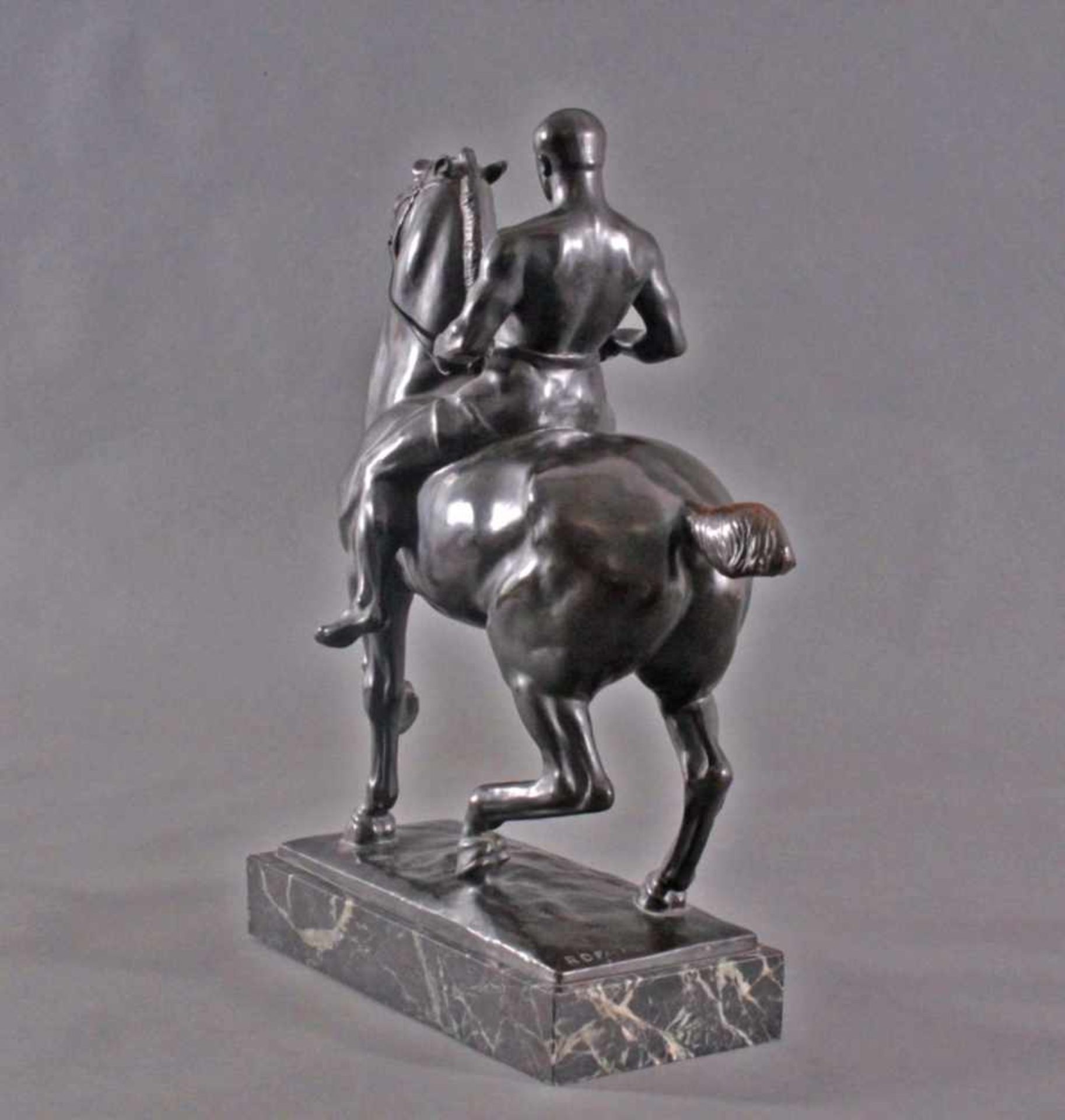 Richard Fabricius (1863-1923)Bronze, Reiter auf Pferd, auf rechteckiger Sockelplattesigniert "R.D. - Bild 4 aus 7